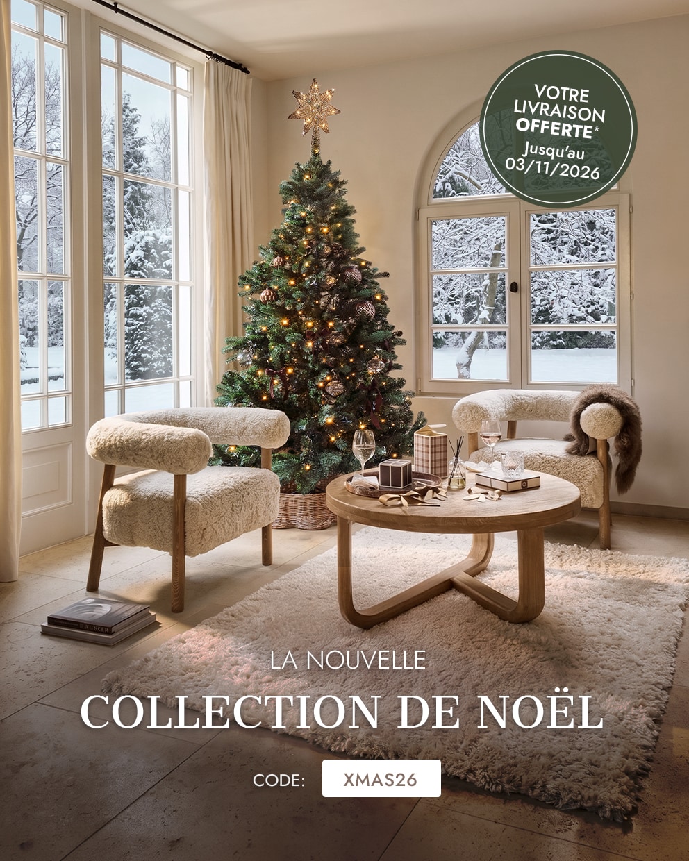 Salon chaleureux avec sapin de Noël décoré, fauteuils en bois clair et tapis moelleux crème