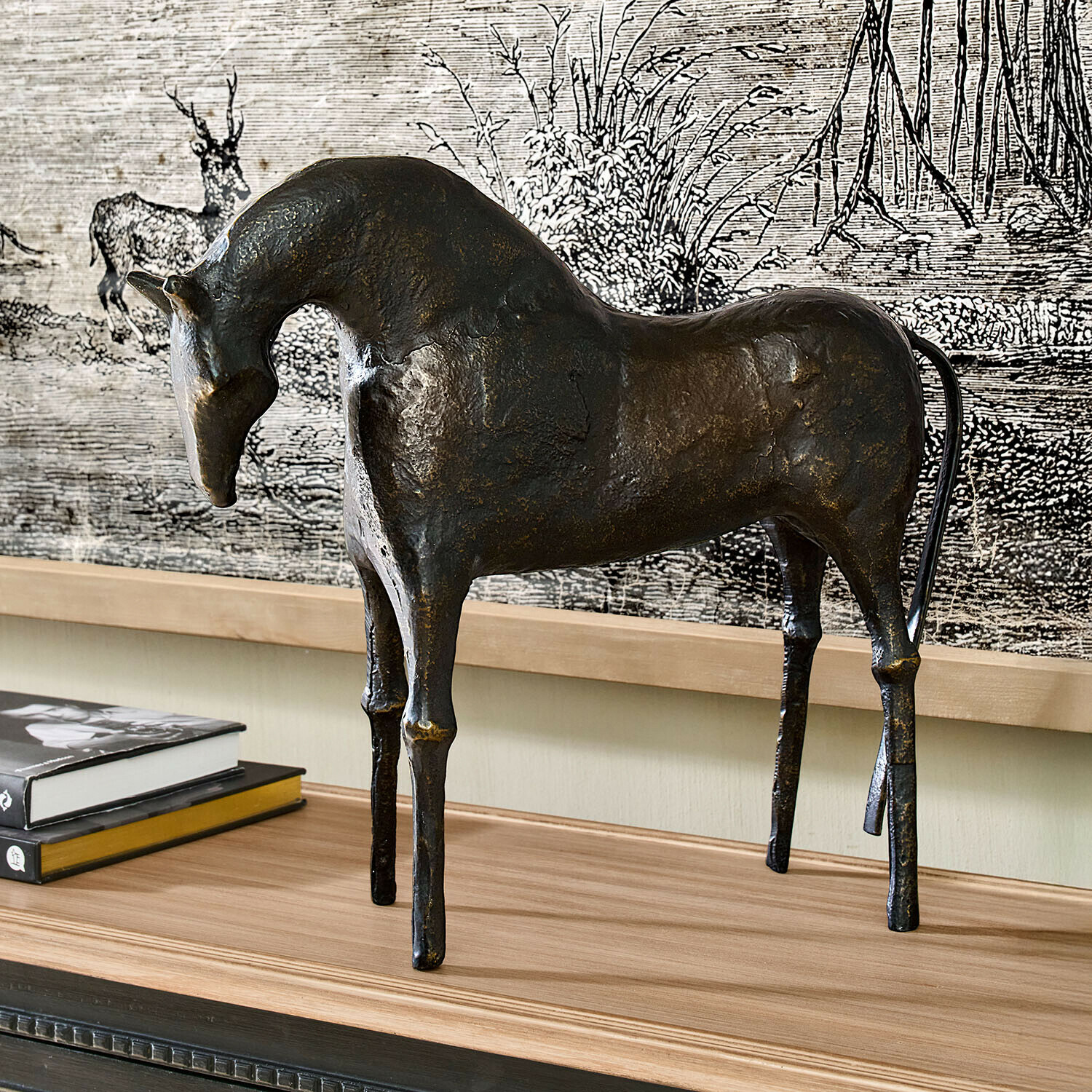 Sierpaard Dunmere Donkere metalen paardensculptuur op houten tafel, stijlvolle interieurdecoratie met dierenmotief