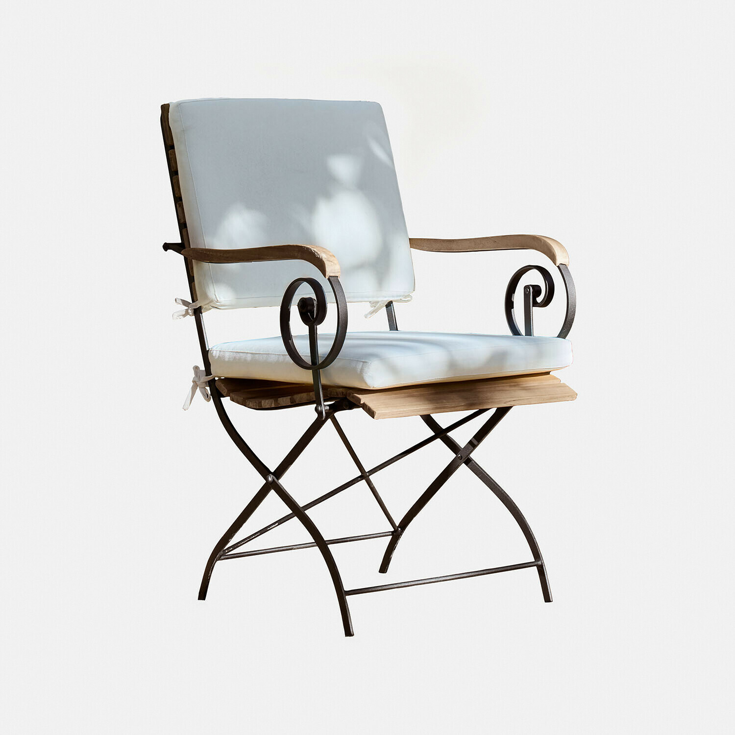noir/marron Chaise Iker en métal noir et bois brun avec coussins clairs pour assise et dossier confortables