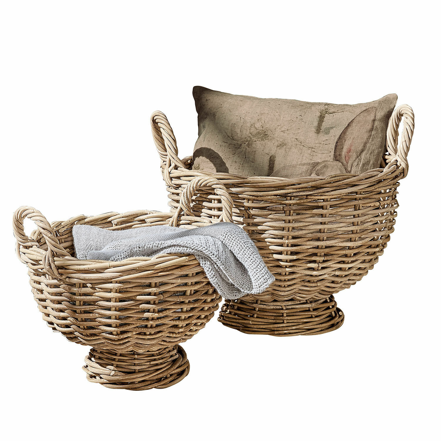 Mand set van 2 Bunyan Set van twee natuurlijke rieten manden met kussen en grijze deken voor decoratieve opslag