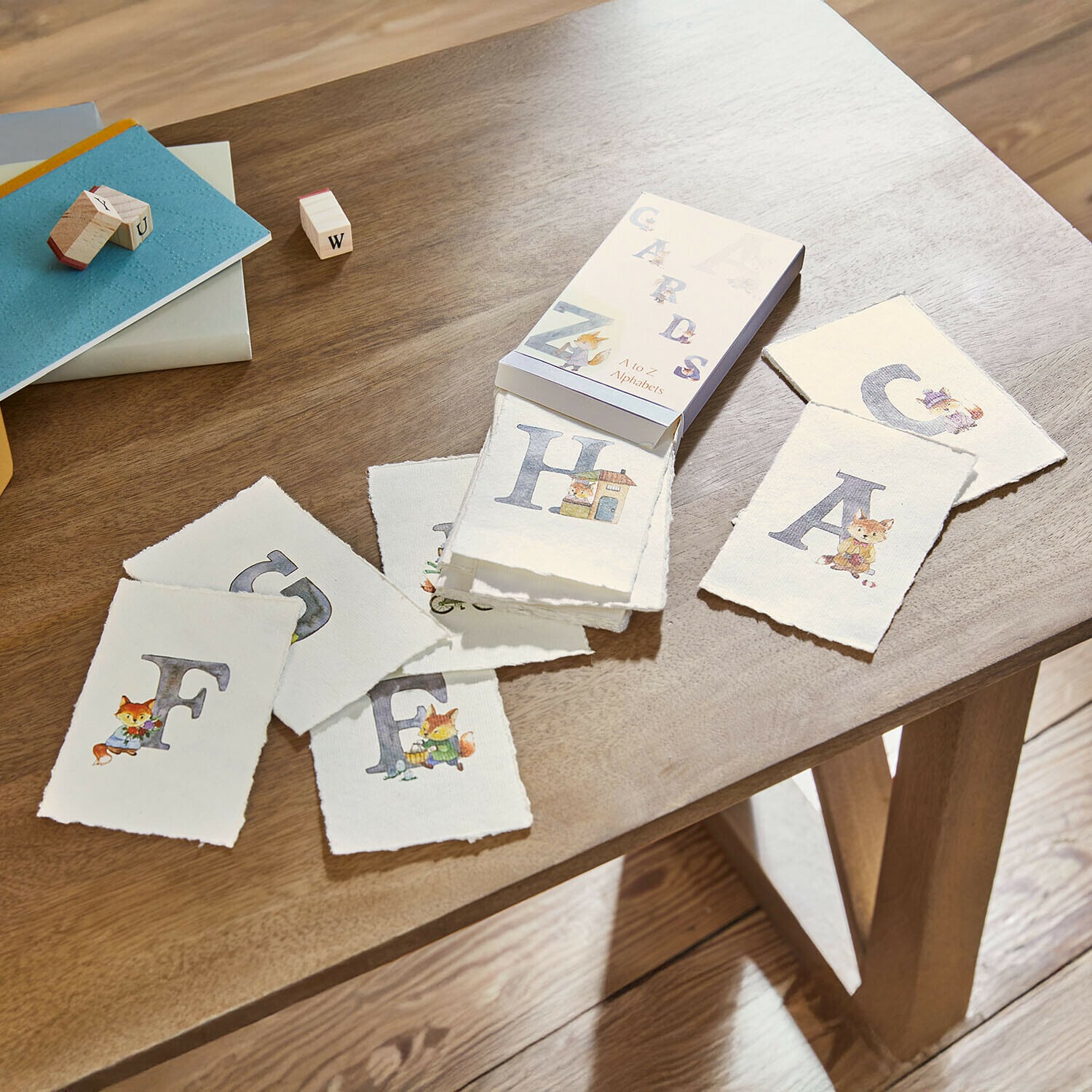 Jeu de cartes éducatives avec alphabet et illustrations d'animaux sur table en bois pour apprentissage