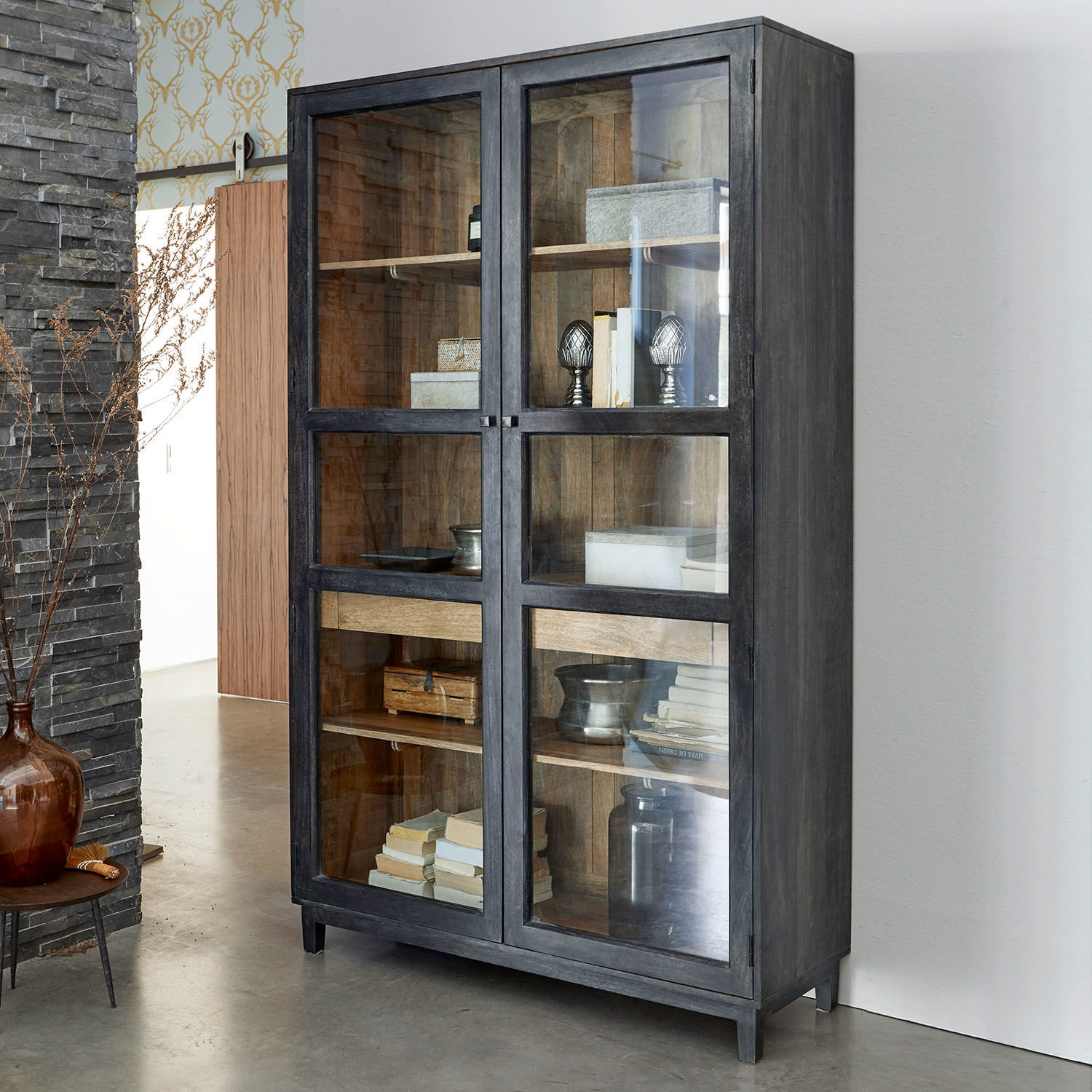 Kast Altagracia Grijze houten vitrinekast met glazen deuren en planken voor boeken en decoratie in modern interieur