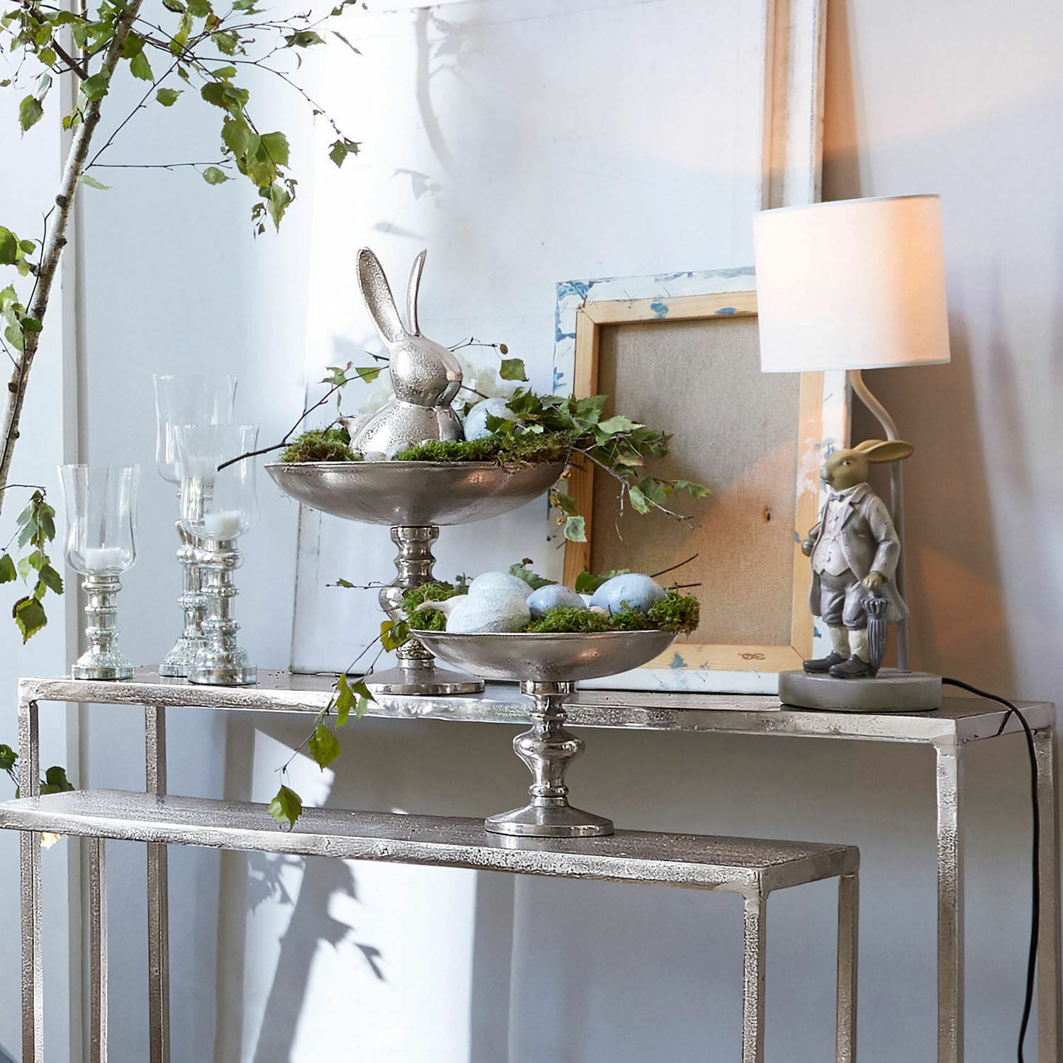 Lot de 2 coupes Helfa Coupes décoratives argentées sur pied avec mousse verte et œufs bleus sur table métallique