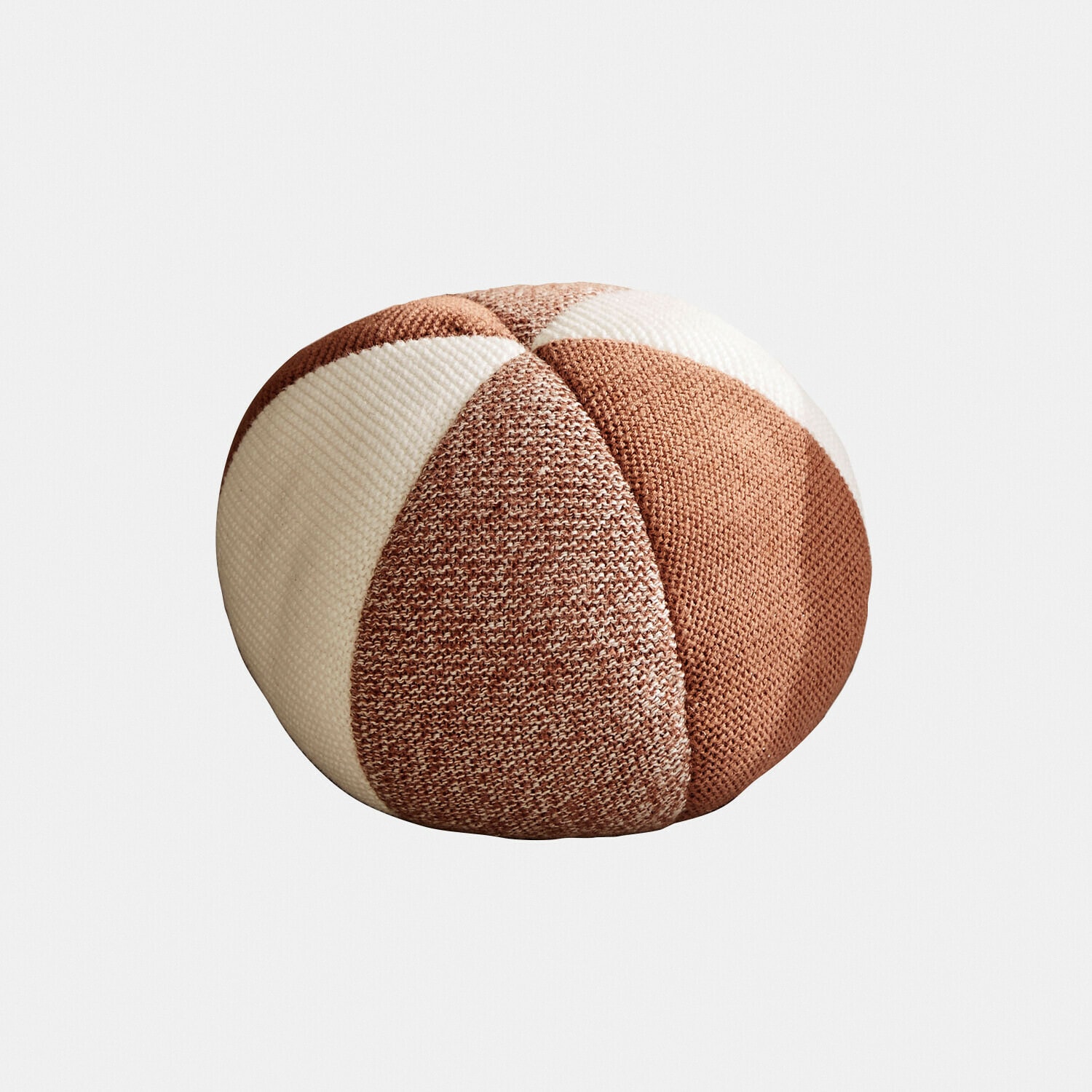 Coussin rond en tricot aux tons marron et crème, parfait pour décorer salon ou chambre