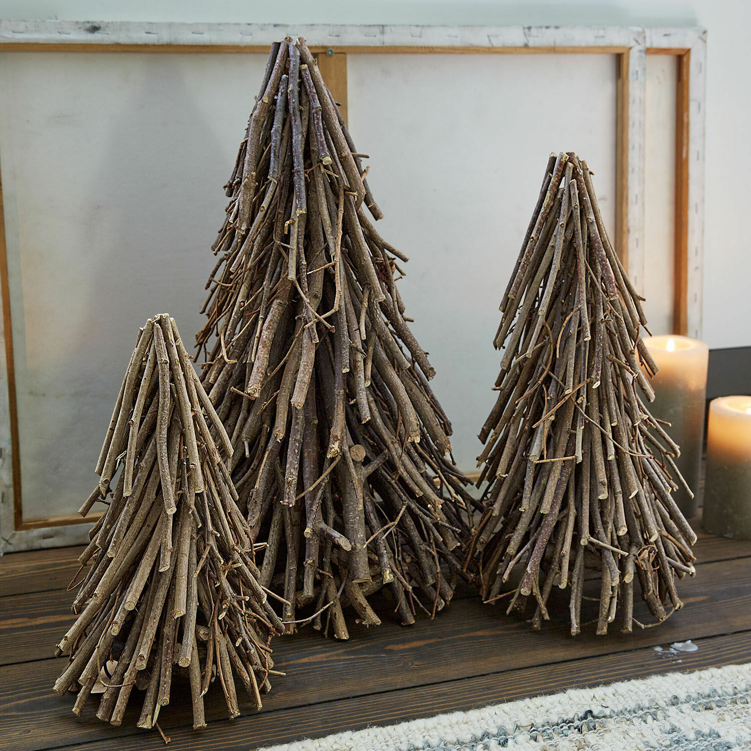 Sierboom set van 3 Orilev Decoratieve kerstbomen van natuurlijke houten takken in verschillende maten op houten tafel