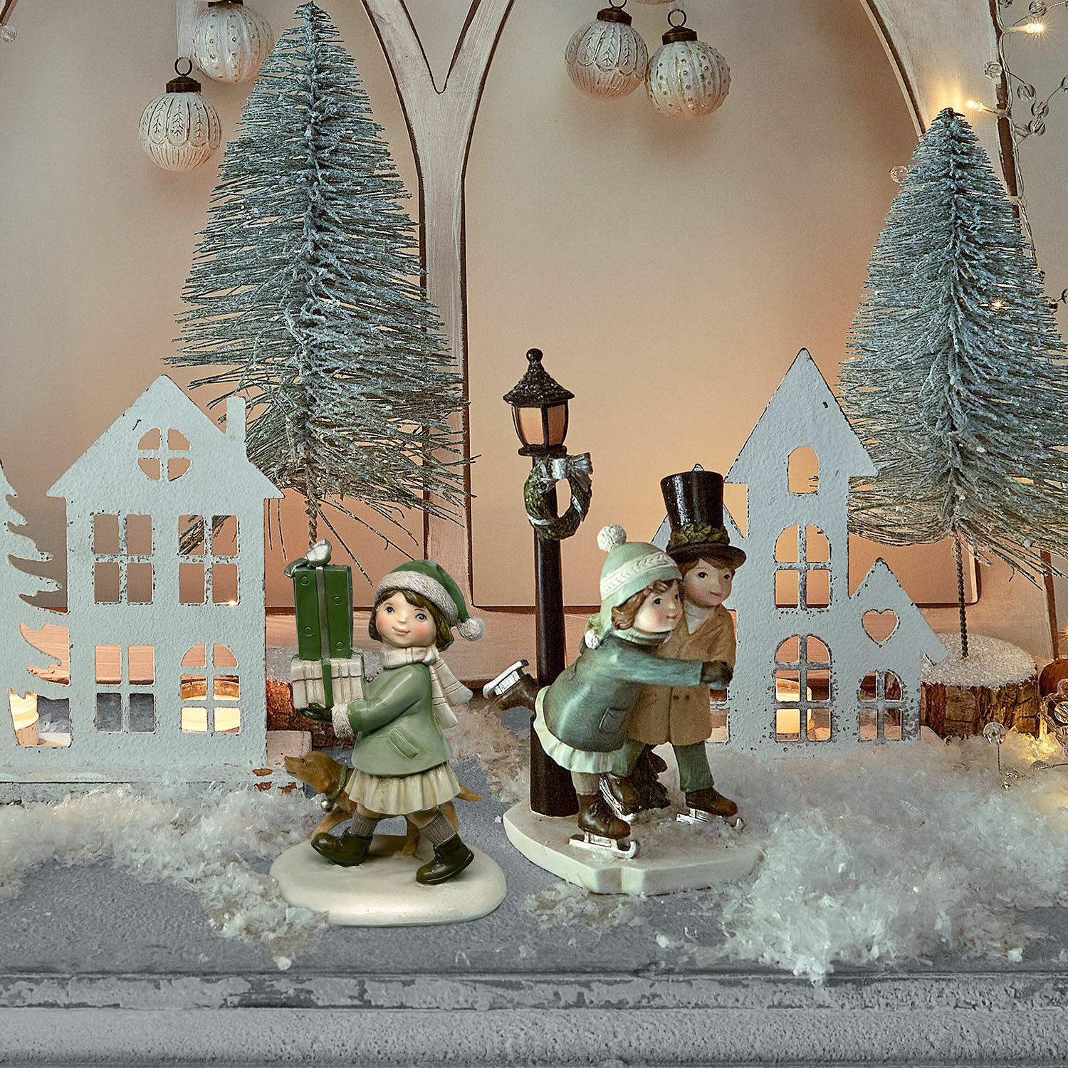 Figurine décorative Marquelline Décoration hivernale avec figurines d'enfants patinant et maisons dans un décor enneigé de Noël