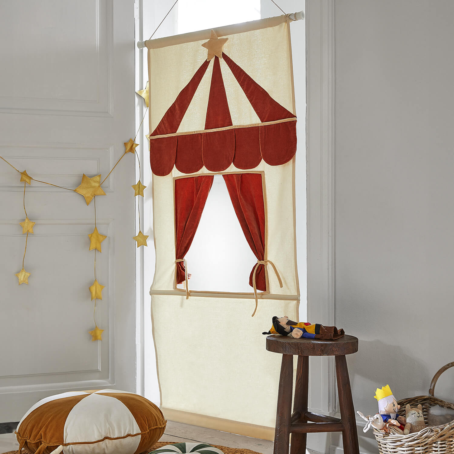 Kinderstofgordijn in crème en rood met circusmotief, decoratie voor kinderkamer
