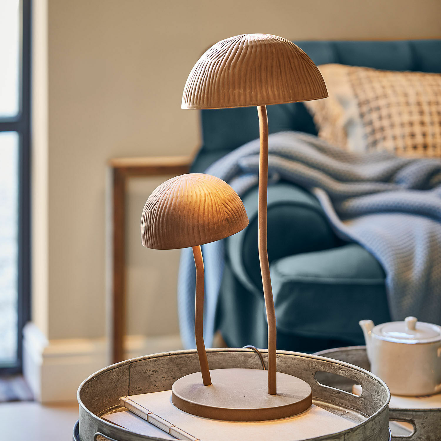 Tafellamp Harvelle Tafellamp van koperkleurig metaal met twee paddenstoelvormige kappen, moderne woondecoratie