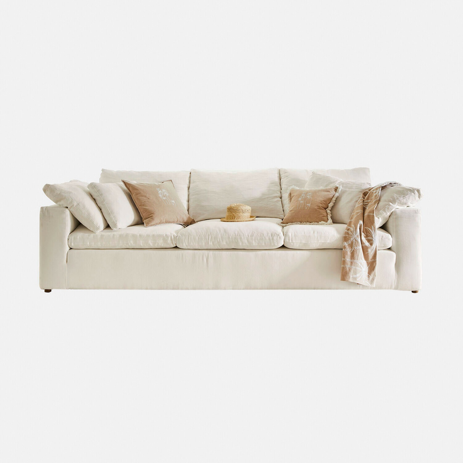 Bank Everholt Beige stoffen bank met kussens en deken, modern meubel voor een comfortabele woonkamer