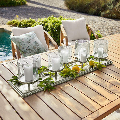 Decoratieve kandelaar van hout en glas voor 6 kaarsen op tuintafel, natuurlijke stijl met groene bladeren