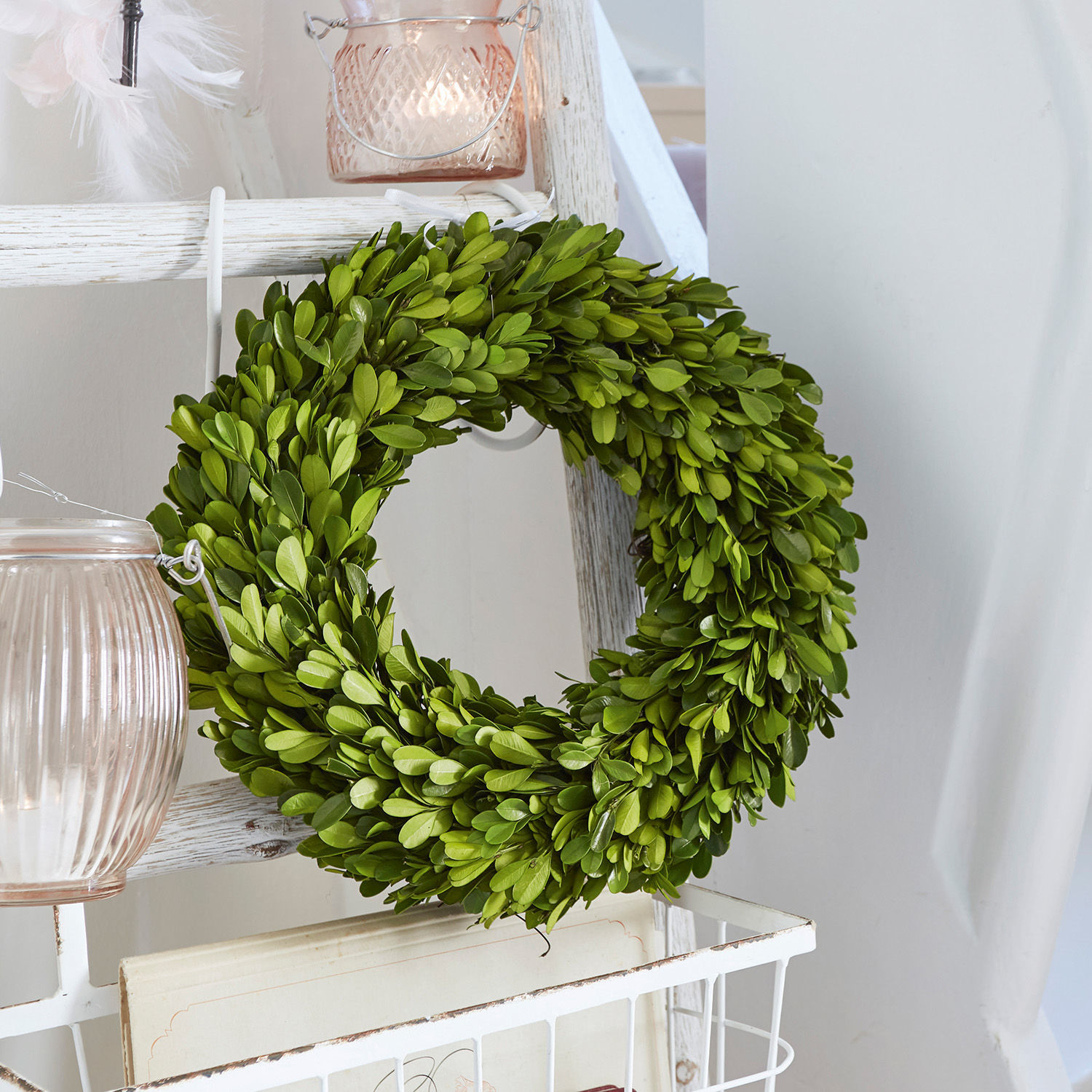 Krans Auray Groene decoratieve krans van bladeren aan witte houten ladder voor interieurdecoratie