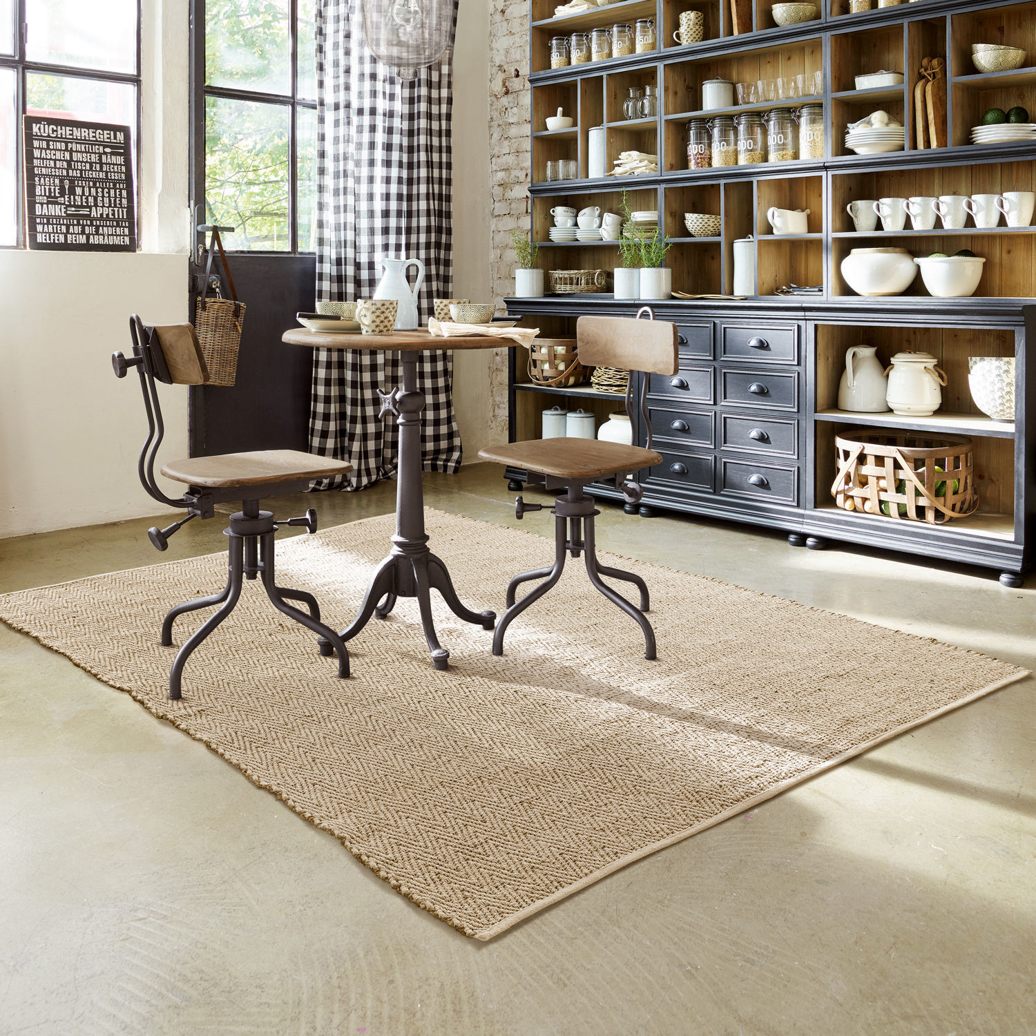 Vloerkleed Jonesboro Lichtbeige jute vloerkleed in keuken met houten tafel en metalen stoelen in industriële stijl