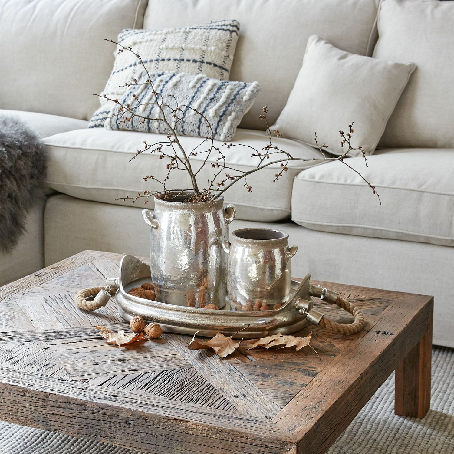 Lot de 2 vases Eleganteque Vases décoratifs en céramique argentée sur table en bois dans un salon avec canapé beige