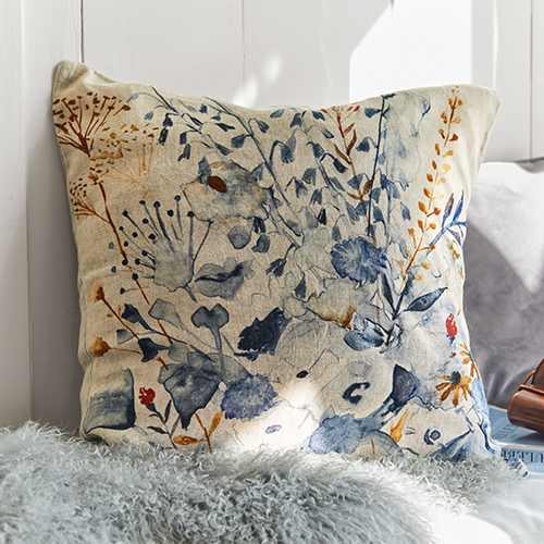 Decoratief katoenen kussen in crèmekleur met blauwbruine plantenprint voor gezellige woonkamer
