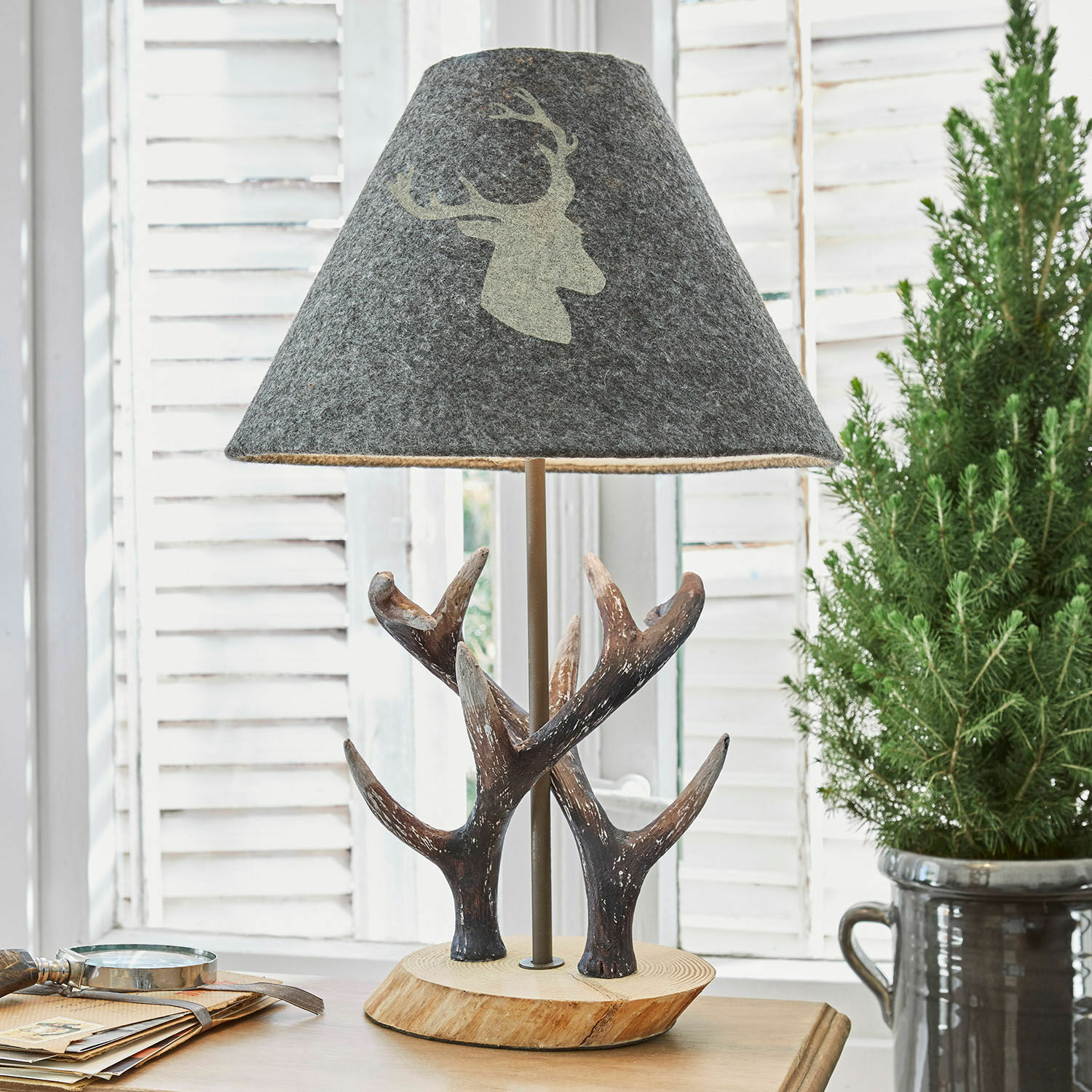 Lampe à poser Lodge Lampe de table avec abat-jour en feutre gris à motif cerf et base en bois avec bois de cerf
