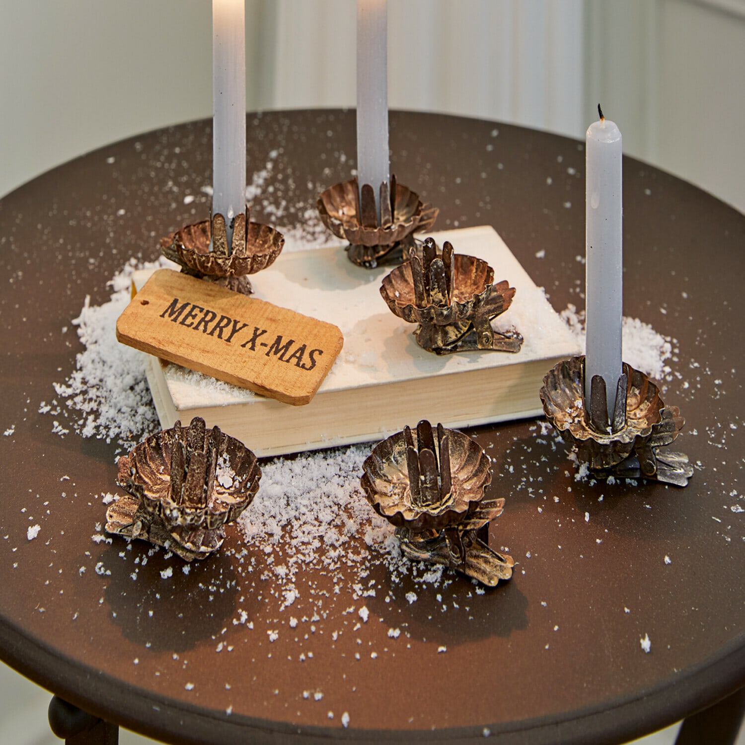 Kaarsenhouder set van 6 Hermel Metalen kaarsklemmen in messingkleur met witte kaarsen en Merry X-Mas decoratie