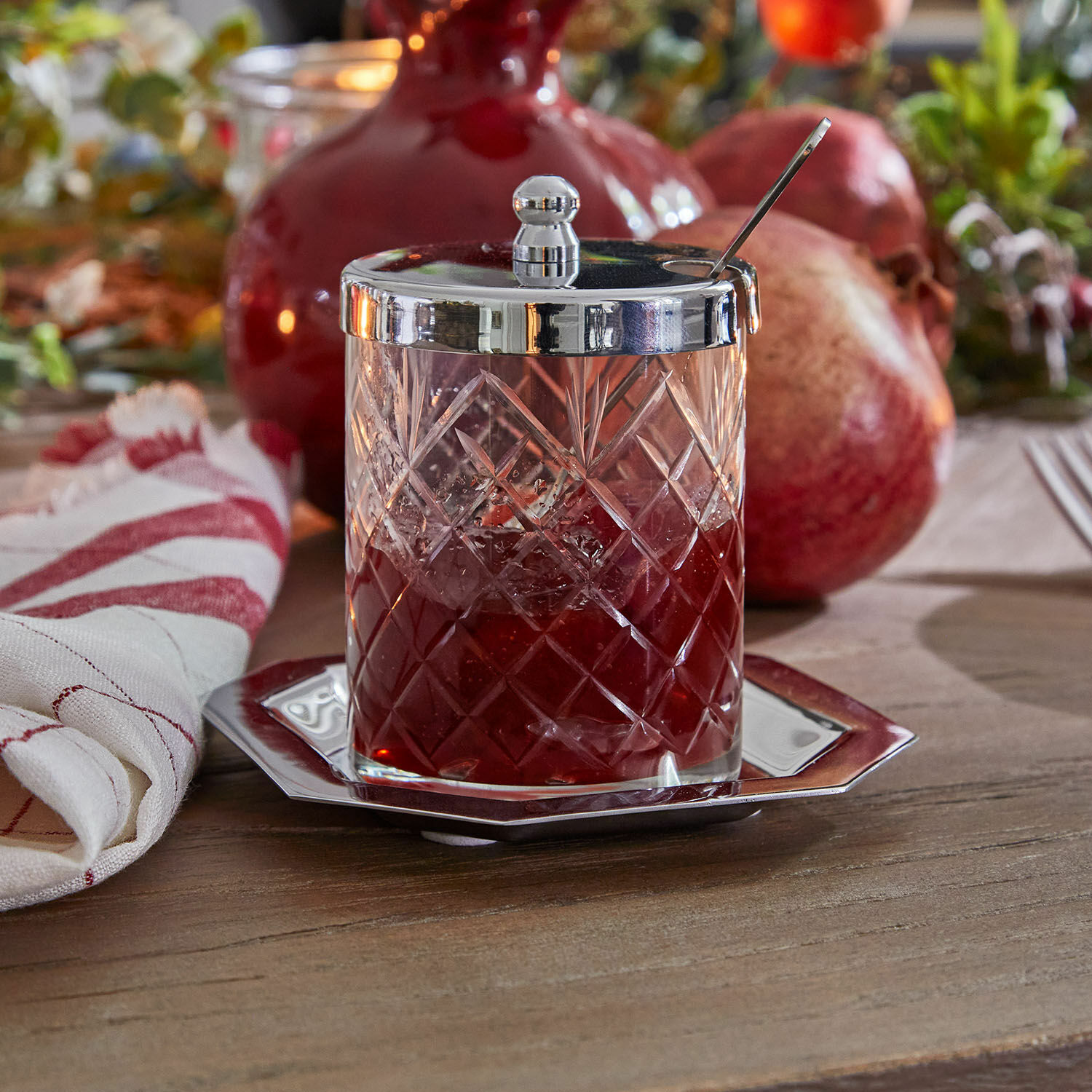 Bonbonnière Mornais Pot en verre à confiture avec couvercle en métal et cuillère sur table en bois avec décoration fruitée
