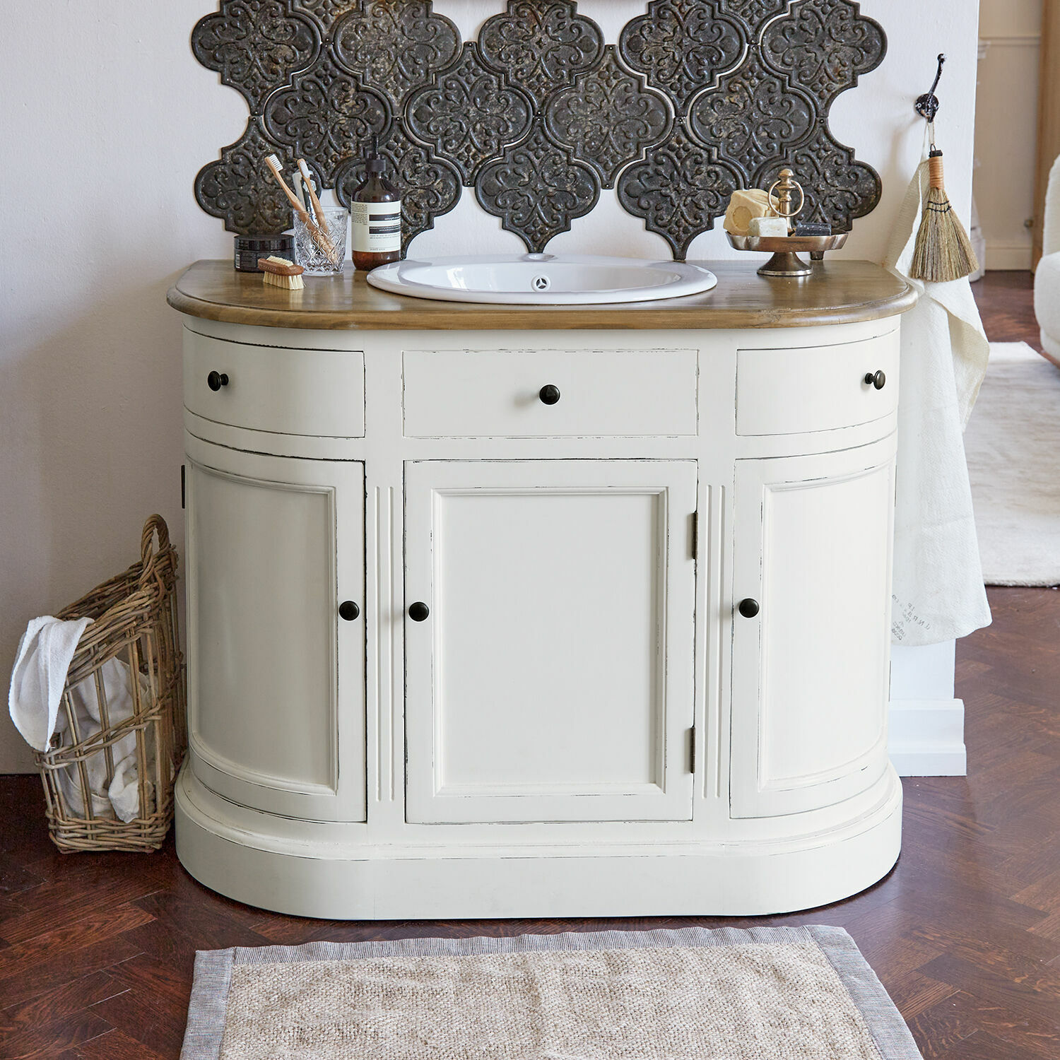Wastafelmeubel Louisiana Witte houten badkamerkast met wastafel en houten blad, vintage stijl, decoratieve wandtegels