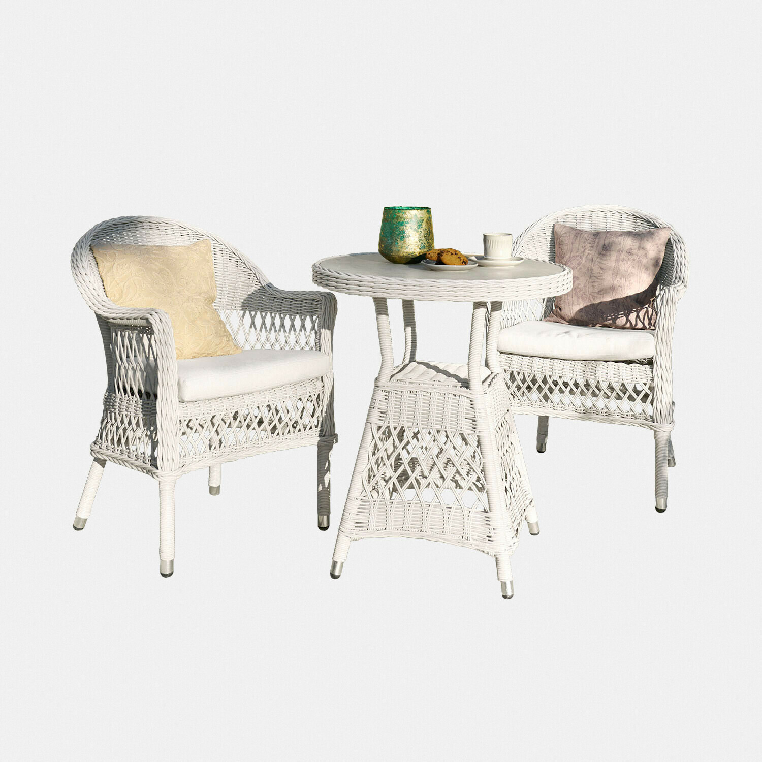 Ensemble de meubles en rotin blanc avec deux fauteuils et une table ronde, coussins décoratifs