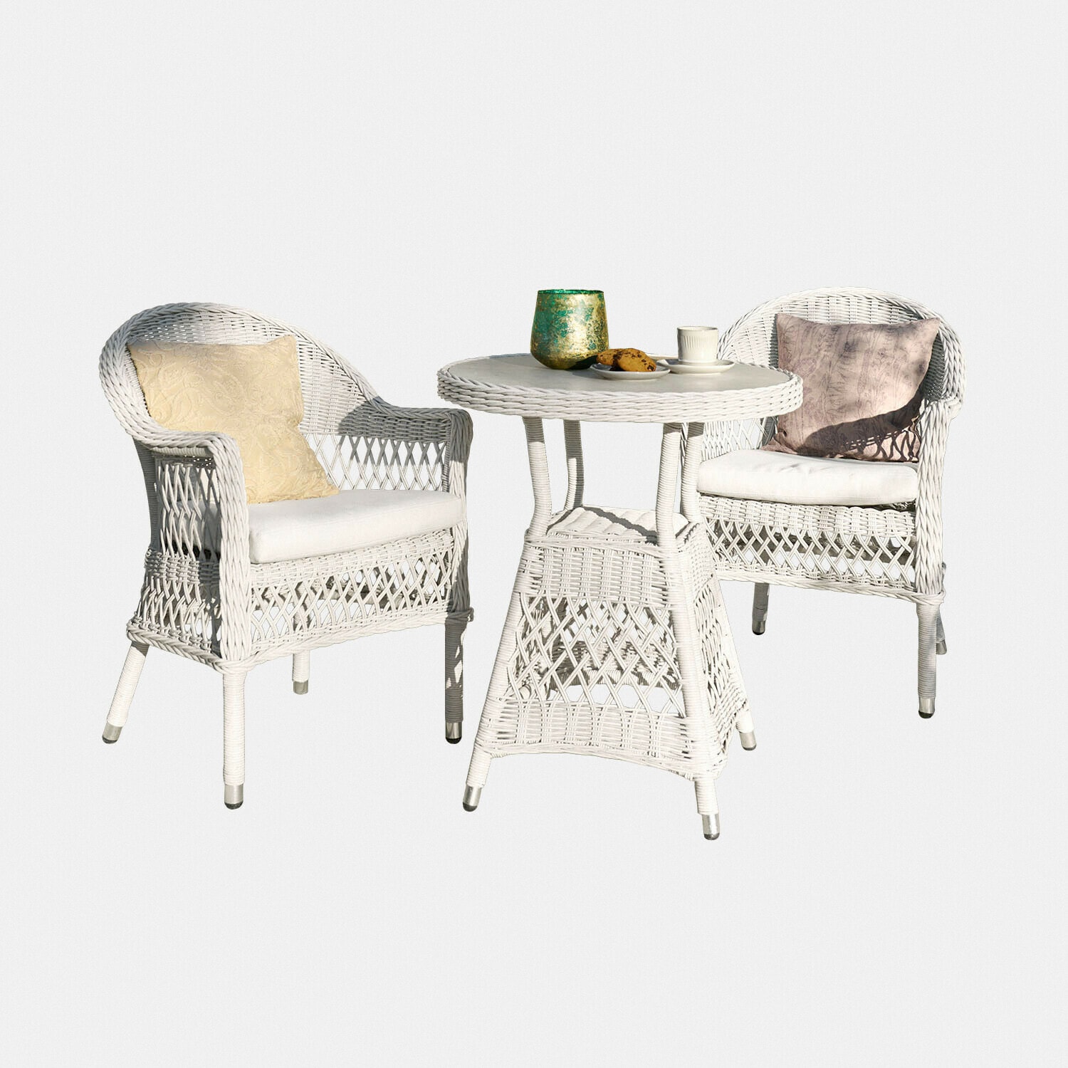 Salon de jardin Solavine Ensemble de meubles en rotin blanc avec deux fauteuils et une table ronde, coussins décoratifs