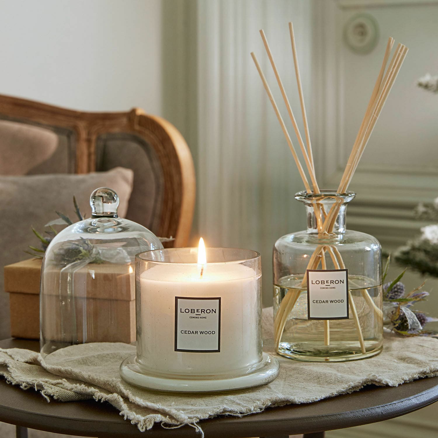 Geurset Vanis Geurkaars en cederhouten diffuser in glazen potten op decoratieve tafel