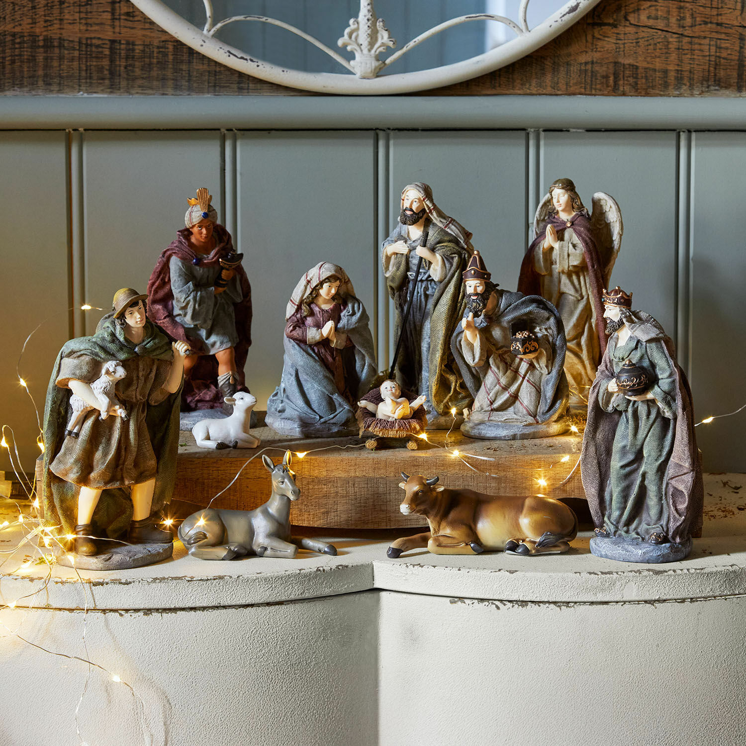 Lot de 11 personnages de crèche Luniva Ensemble de figurines de crèche de Noël avec personnages et animaux aux couleurs naturelles sur socle en bois