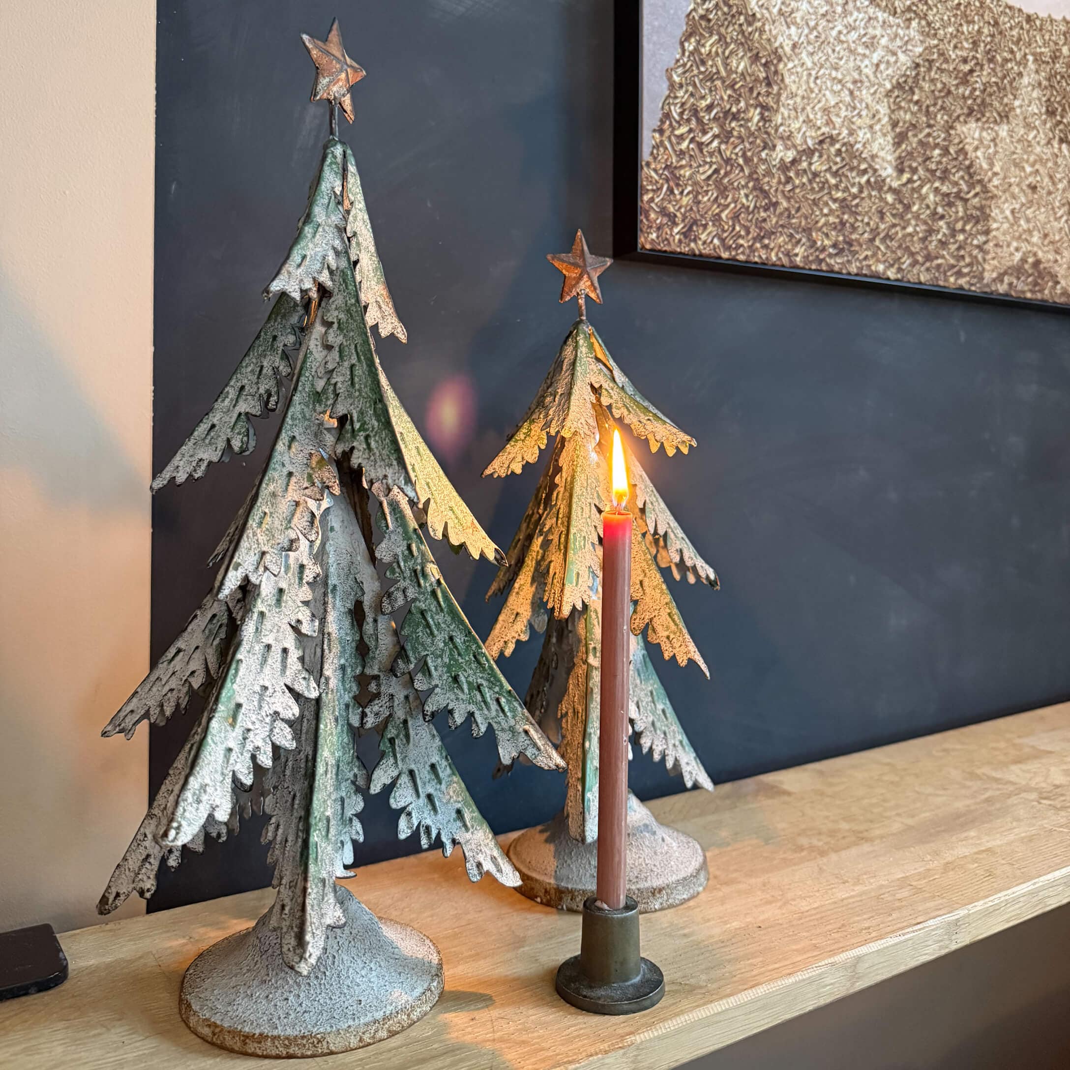 Décorations de sapin en métal style industriel avec patine verte et blanche sur étagère en bois