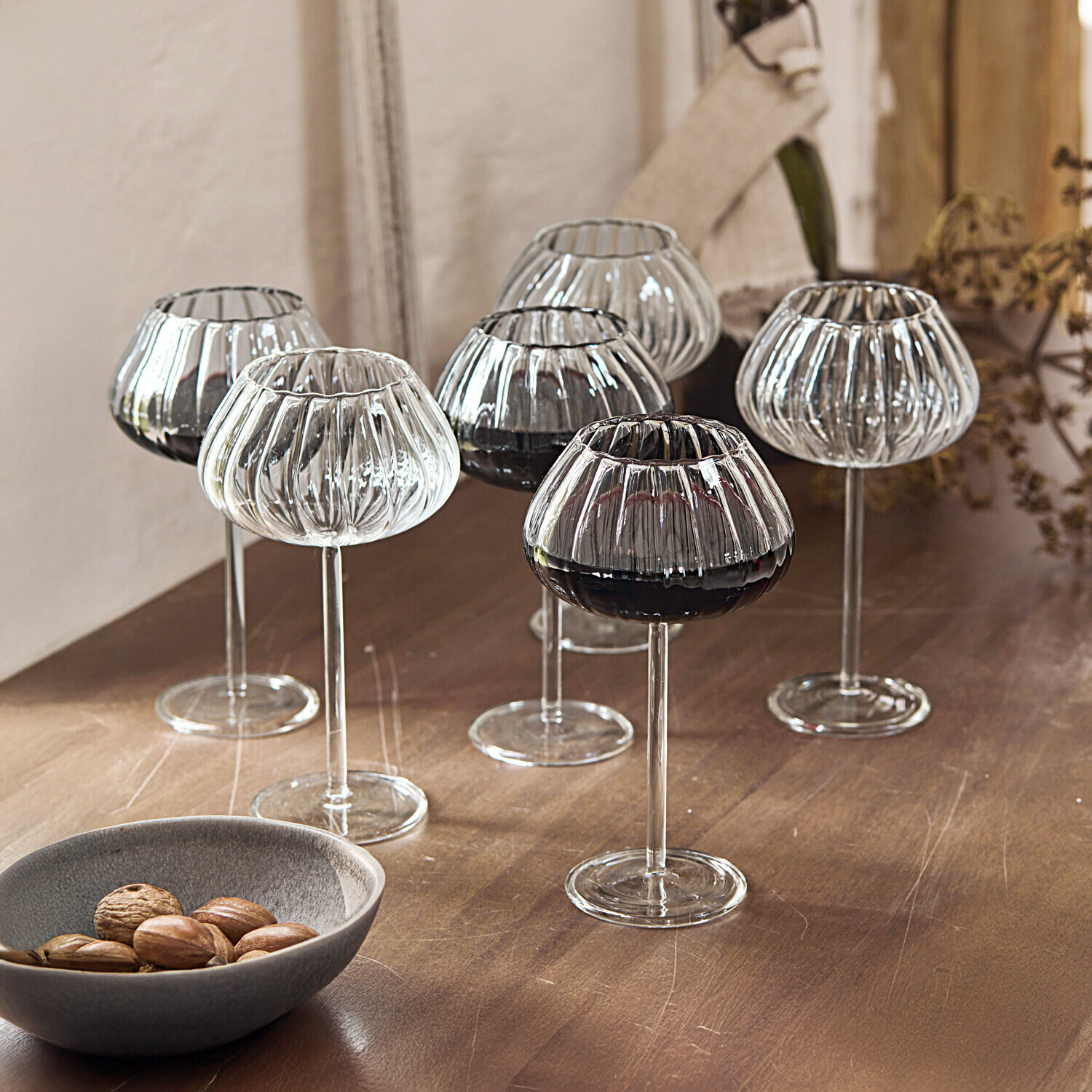 Wijnglas set van 6 Minou Set van zes transparante wijnglazen van geribbeld glas met lange steel op houten tafel