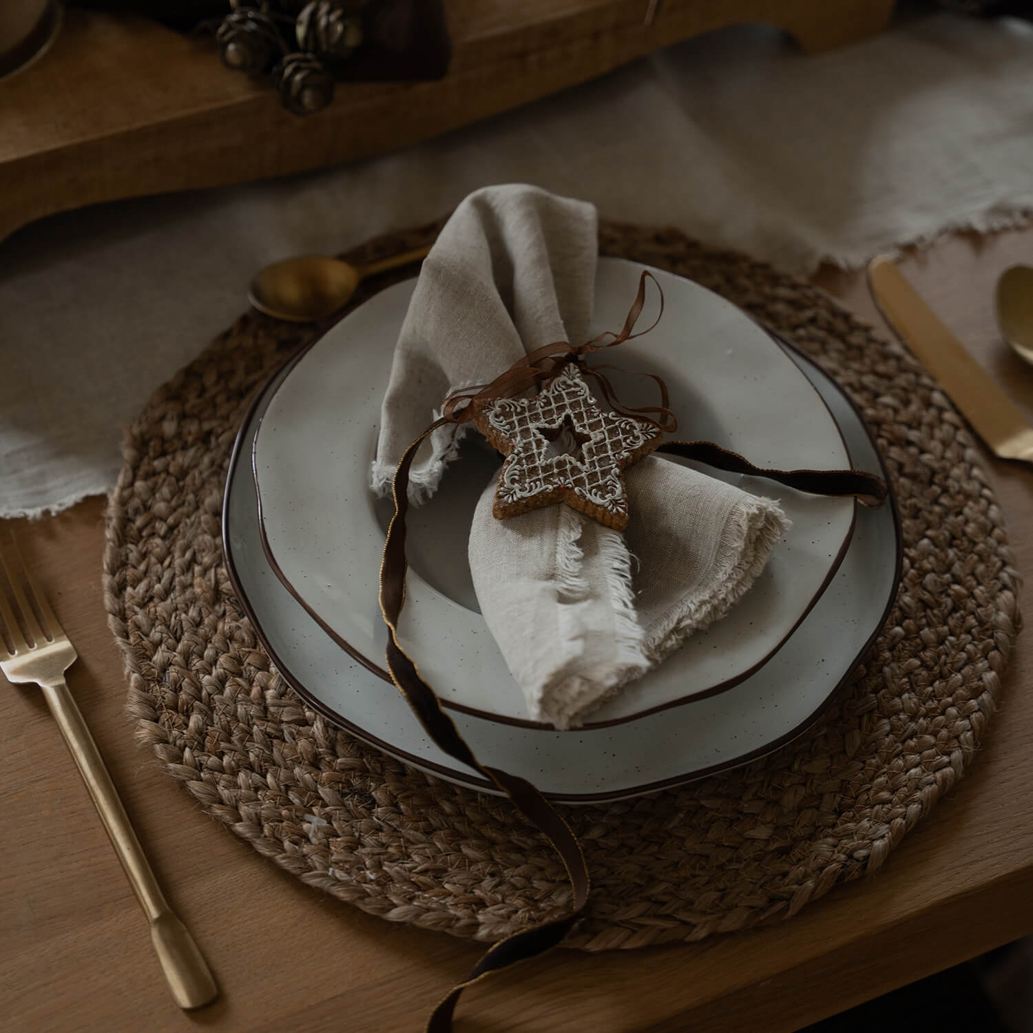 Service de table rustique avec assiettes en céramique et serviette en lin décorée d'une étoile en pain d'épices