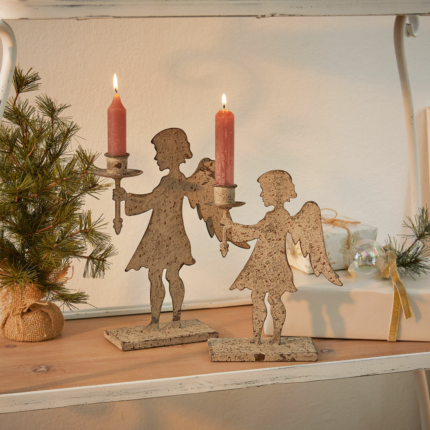 Kaarsenstandaard set van 2 Zarnay Metalen kandelaren in de vorm van engelen met roze kaarsen op houten plank, kerstdecoratie