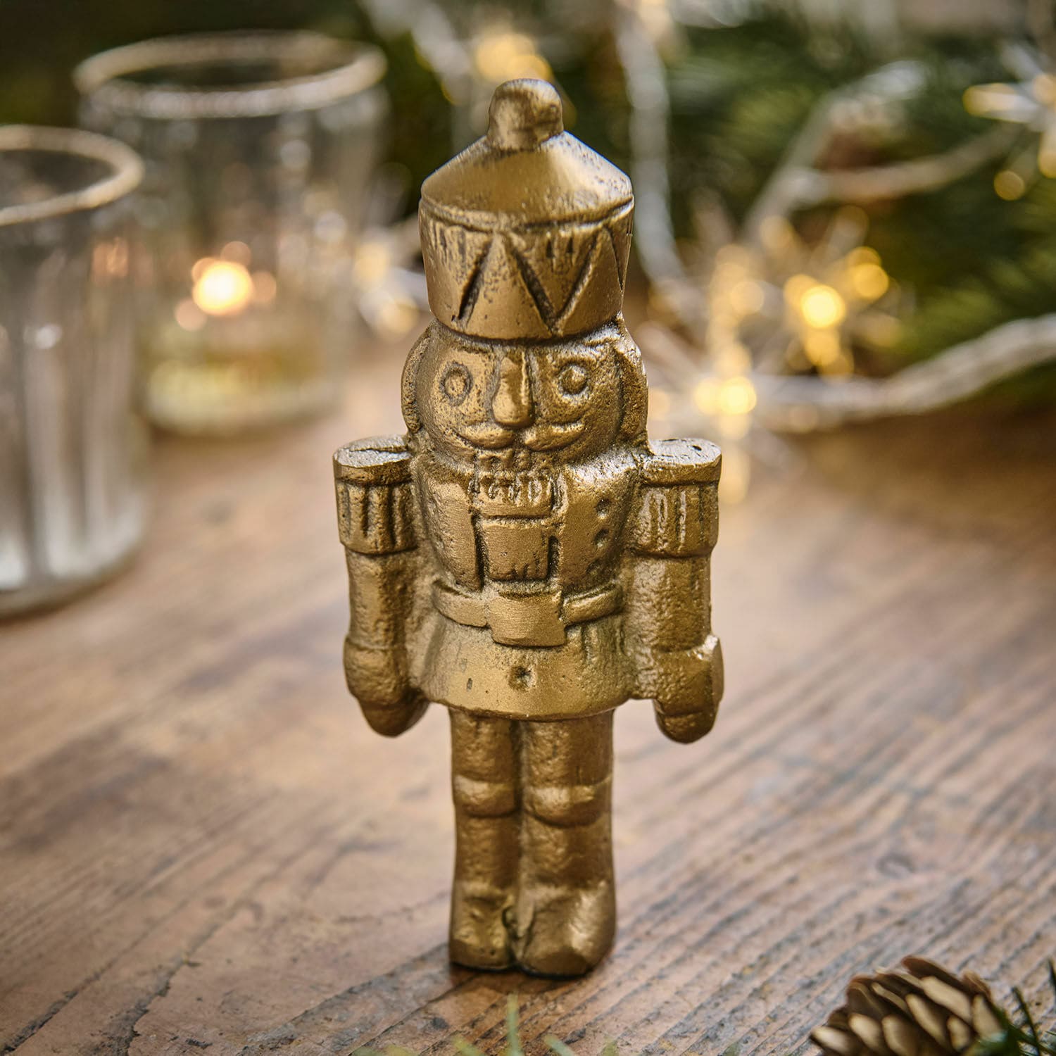 Figurine décorative Zarilith Figurine de casse-noisette en métal doré posée sur une table en bois, décoration de Noël
