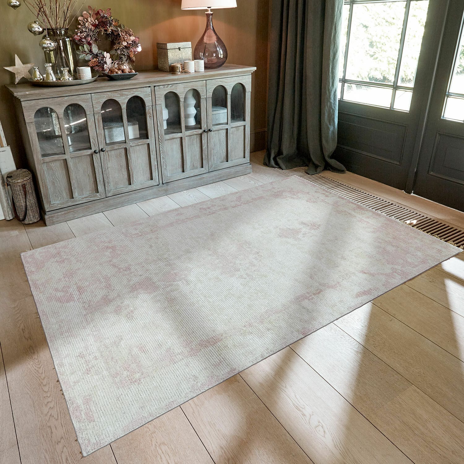 Tapis Zilevax Tapis beige avec motifs roses clairs sur parquet en bois devant un buffet en bois dans un salon