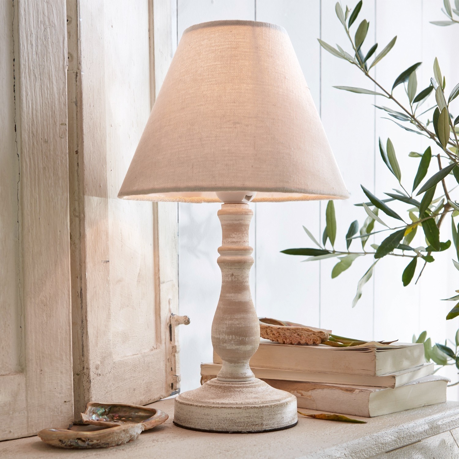 Tafellamp Kayenta Tafellamp van wit hout met beige kap, decoratieve verlichting voor woonkamer