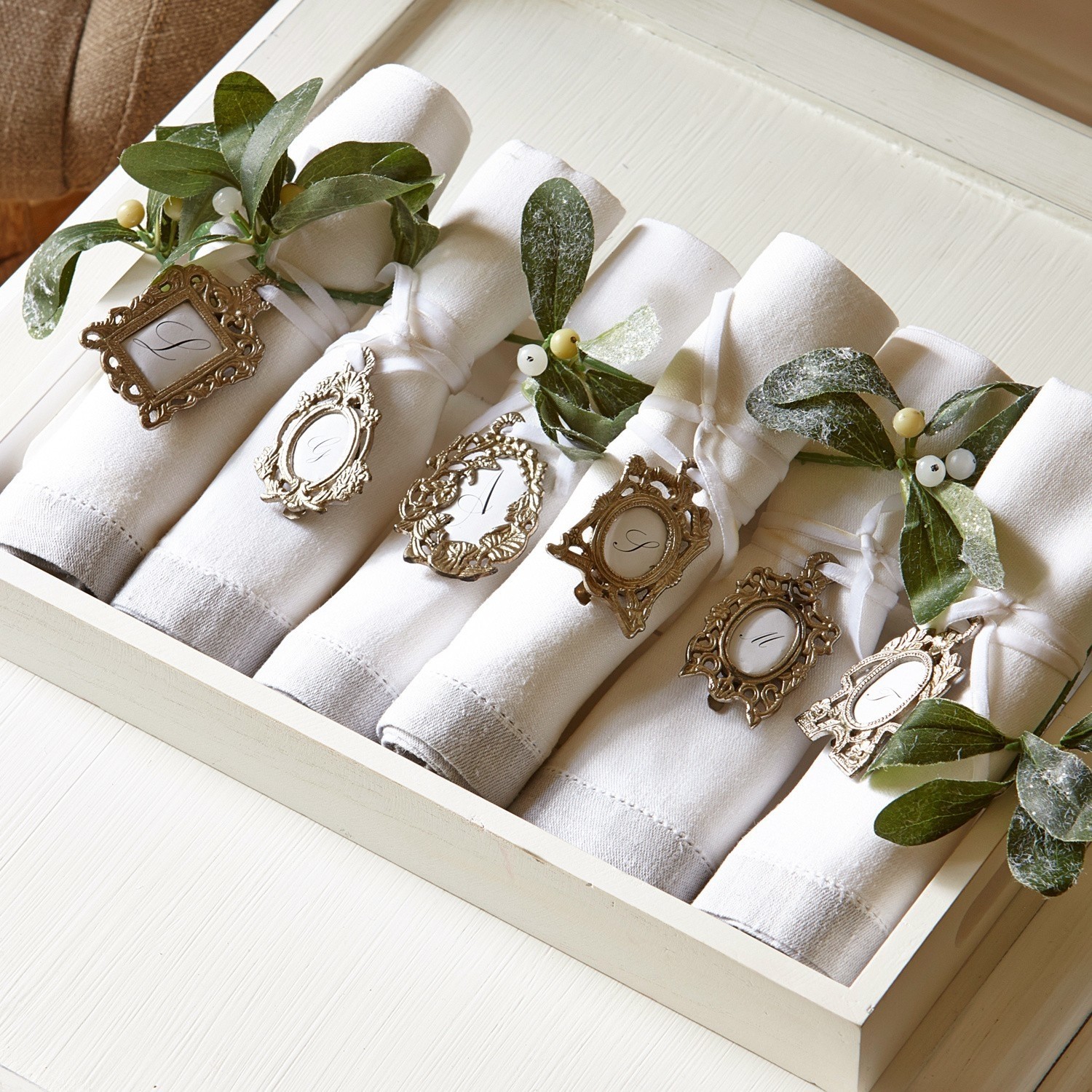 Fotolijstje set van 6 Maidallion Set witte linnen servetten met decoratieve metalen ringen en groene bladeren voor tafel