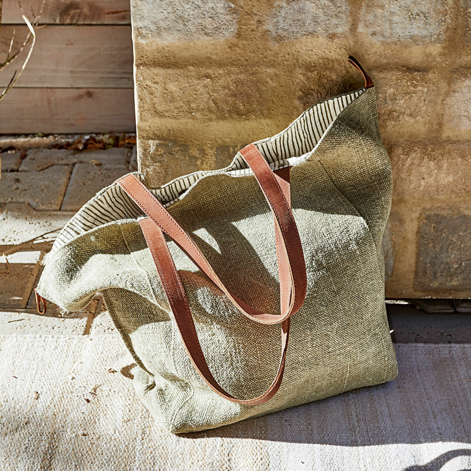 Cabas Soleil Sac à main en tissu vert avec anses en cuir marron, pratique et élégant pour un usage quotidien