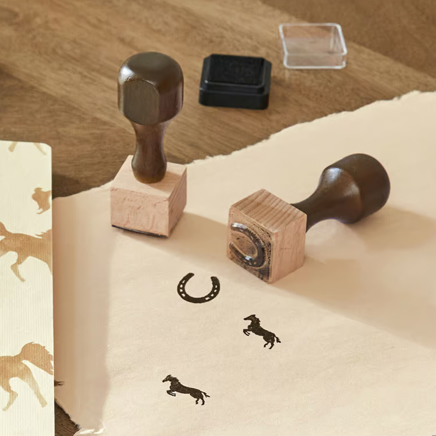 Houten stempels met paard- en hoefijzermotief op beige papier voor decoratie