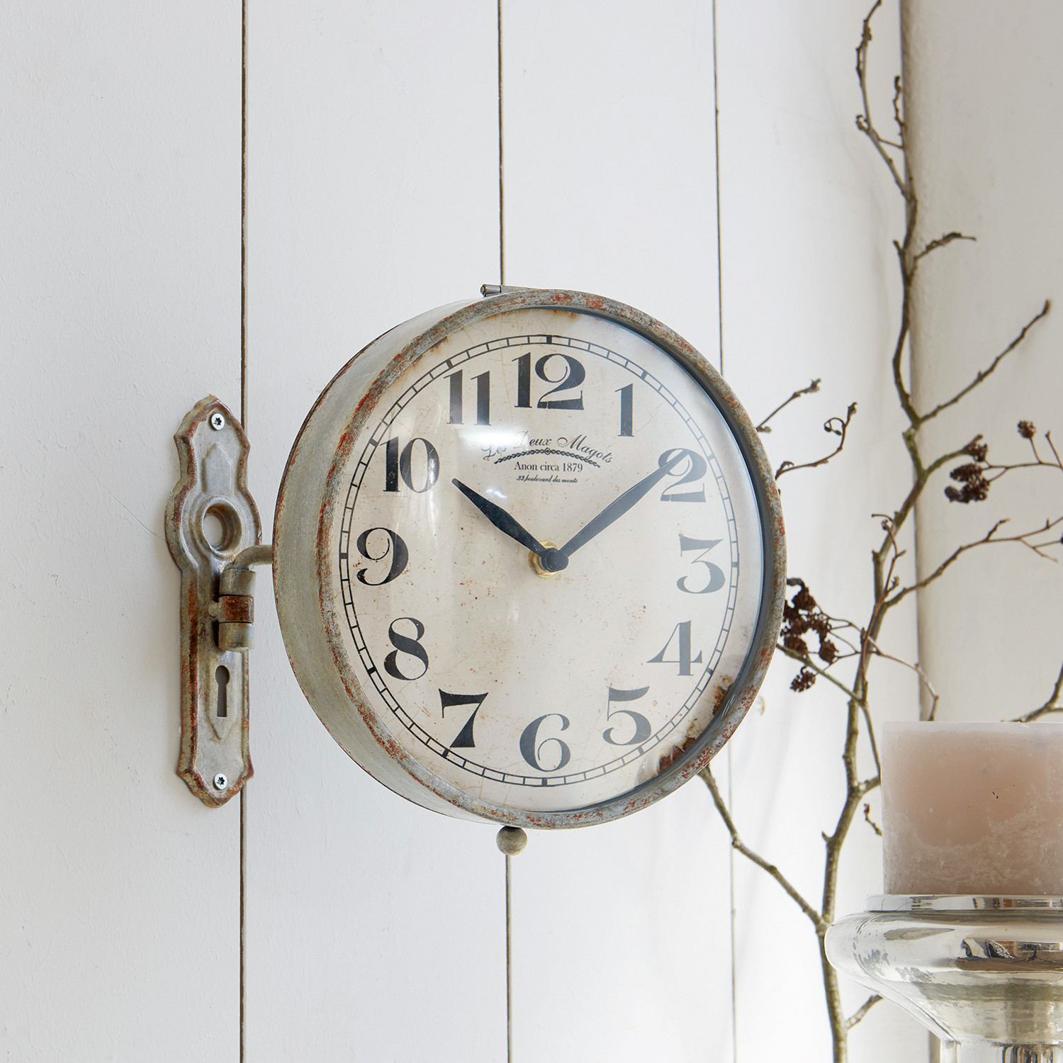 Klok Adama Vintage metalen wandklok in grijs met zwarte cijfers, retro interieurdecoratie