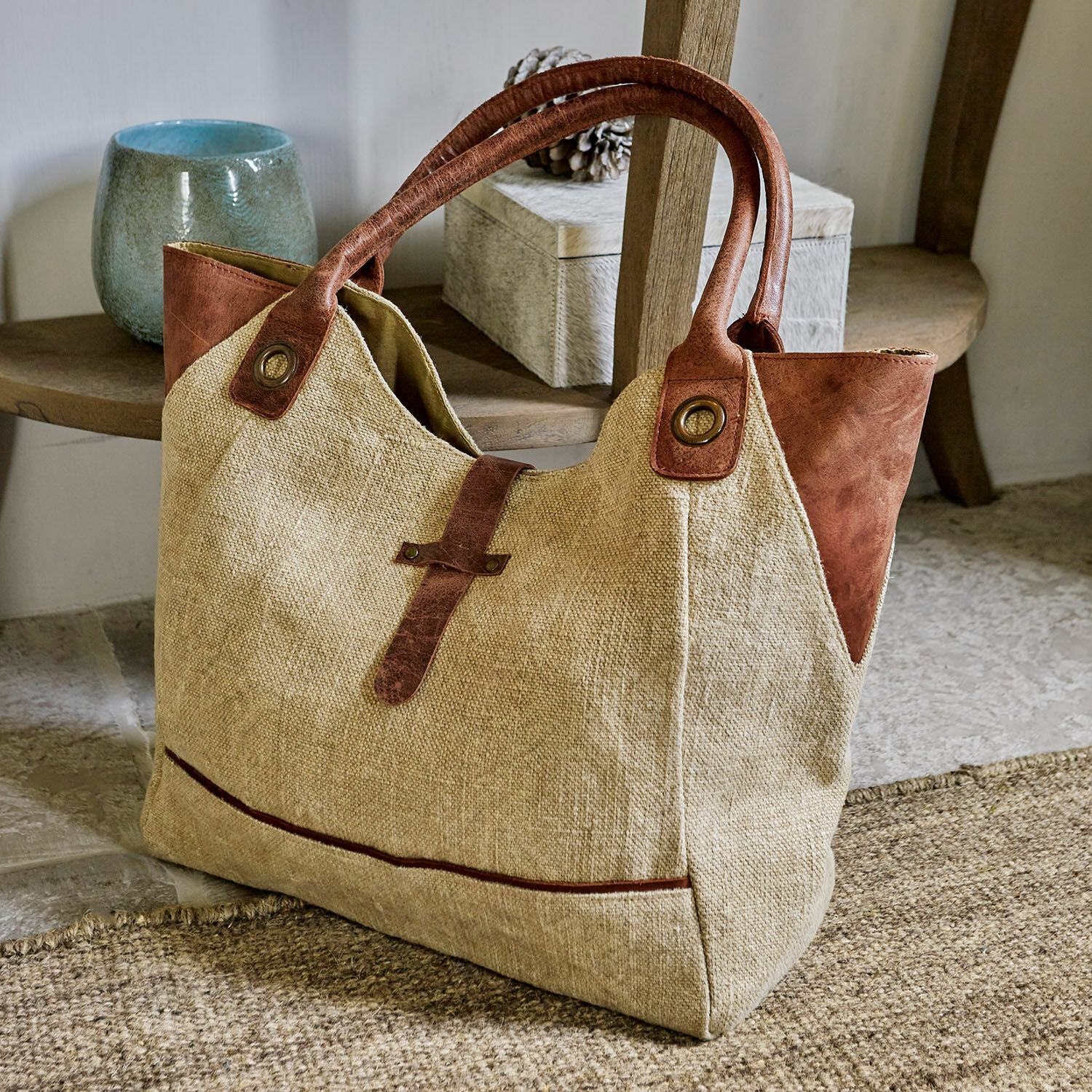 Tas Valeska Beige stoffen tas met bruine leren details en handvatten, praktische tas voor dagelijks gebruik en boodschappen