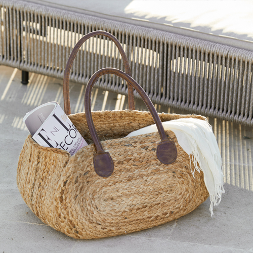 Grand panier en herbe marine avec poignées en cuir marron, parfait pour le rangement à la maison