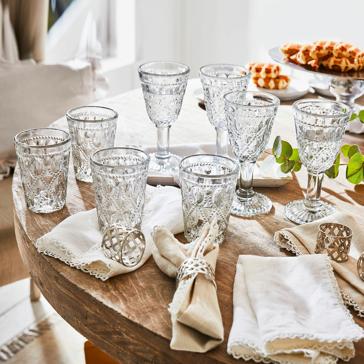 Glas set van 8 Vérane Set van heldere glazen en wijnglazen met decoratief patroon op houten tafel met servetten