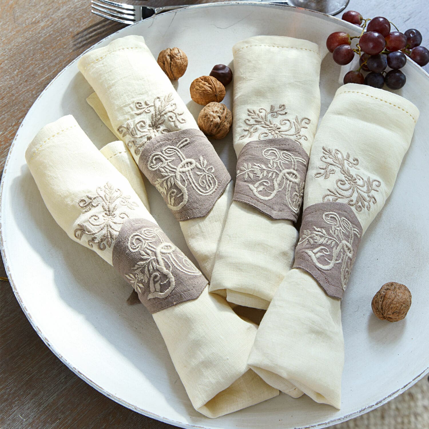 Lot de 4 serviettes Claudine Ensemble de serviettes en lin crème avec anneaux brodés marron pour décoration de table