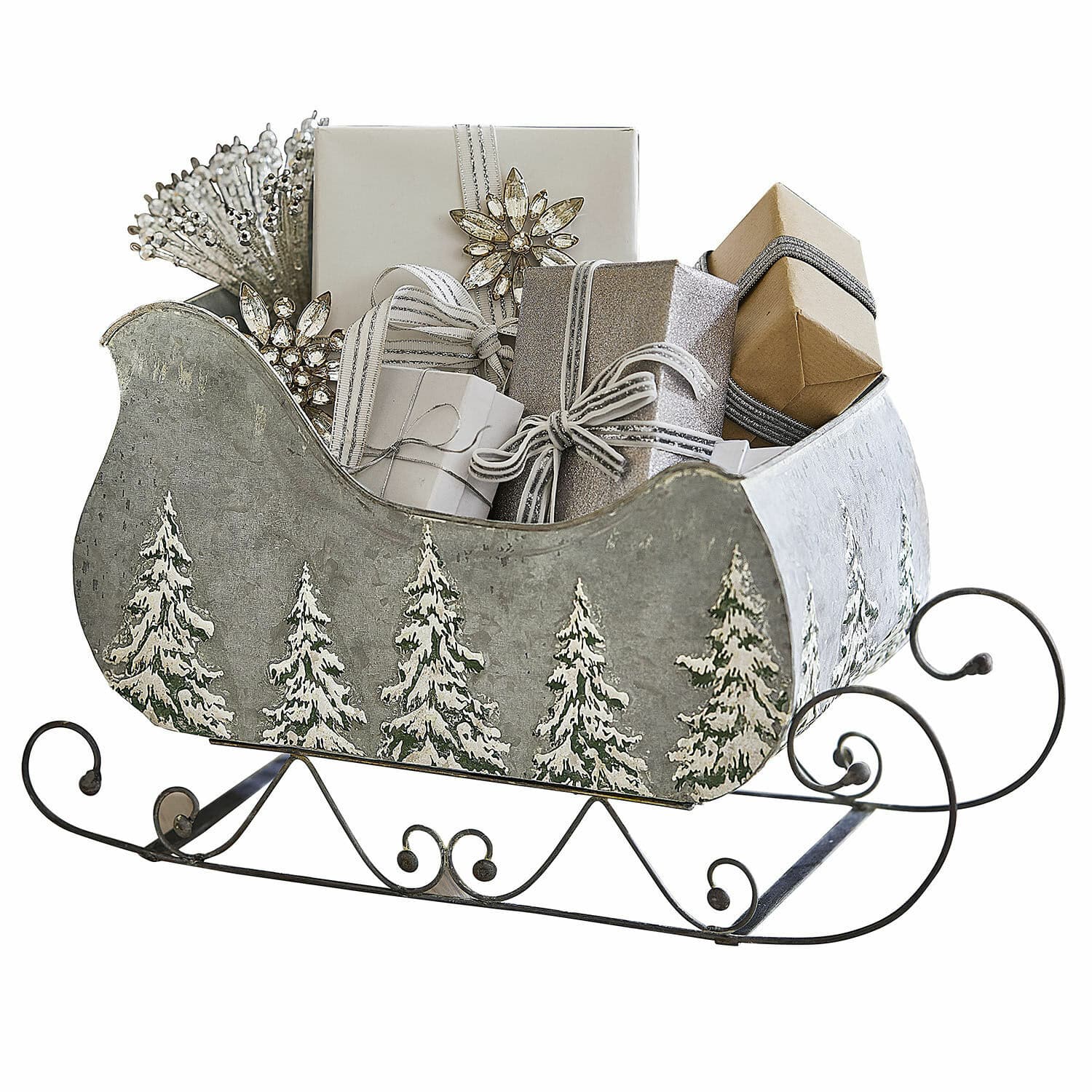 Sierslee Pavie Decoratieve metalen slee met dennenboommotief gevuld met zilveren en bruine cadeaus voor kerst