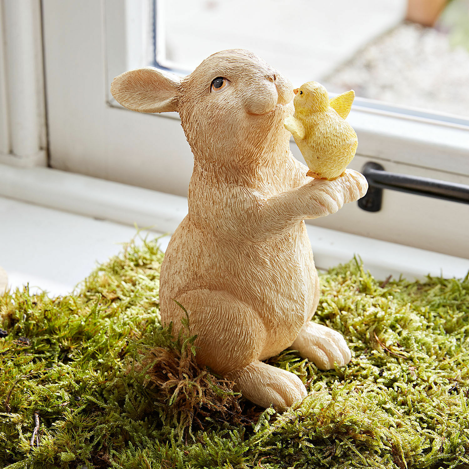 Sierkonijn Raniah Beeldje van beige konijn met geel kuiken op groen mos, resin materiaal, lente decoratie