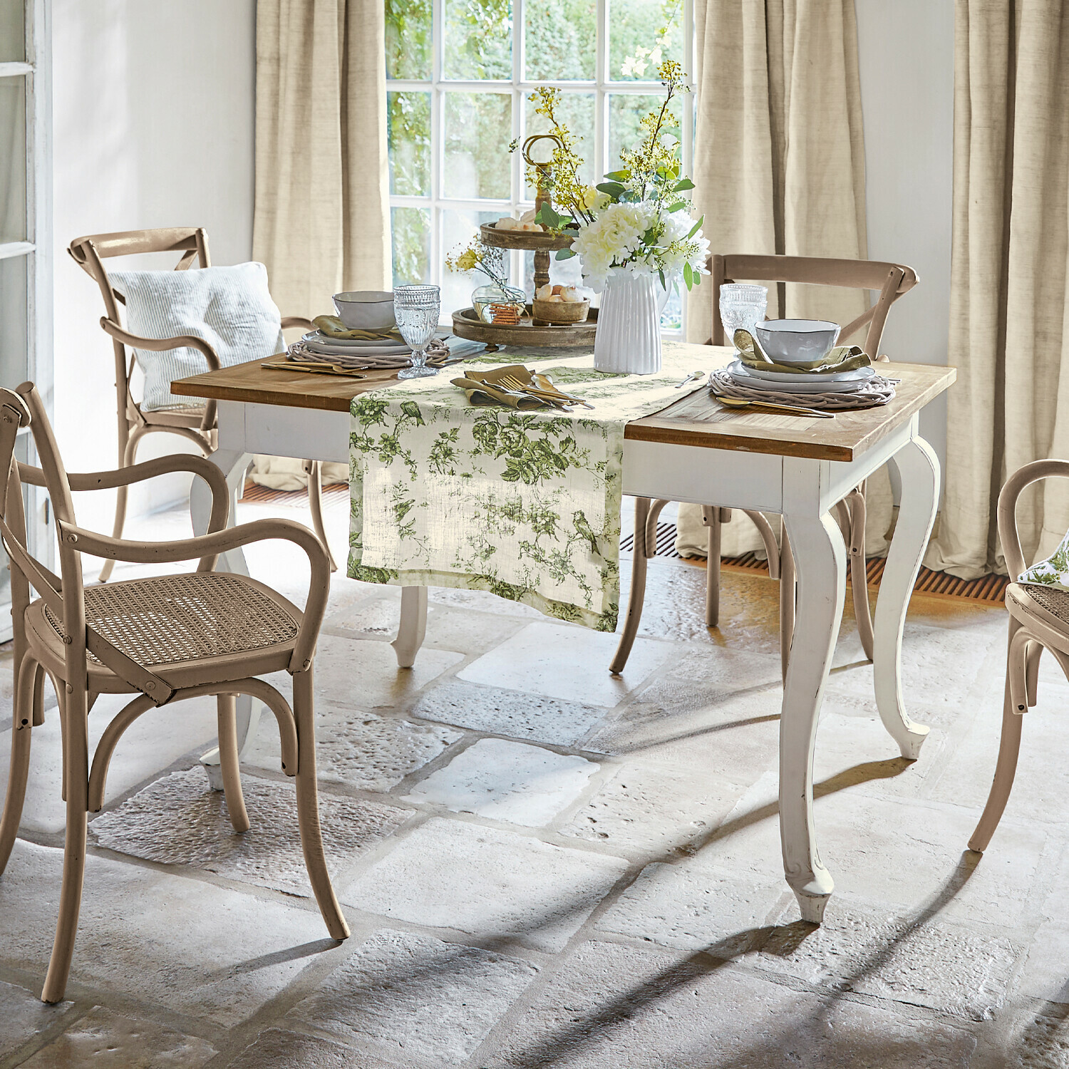 Tafel Plaish Eetkamer met witte houten tafel en beige rotan stoelen in natuurlijke landelijke stijl