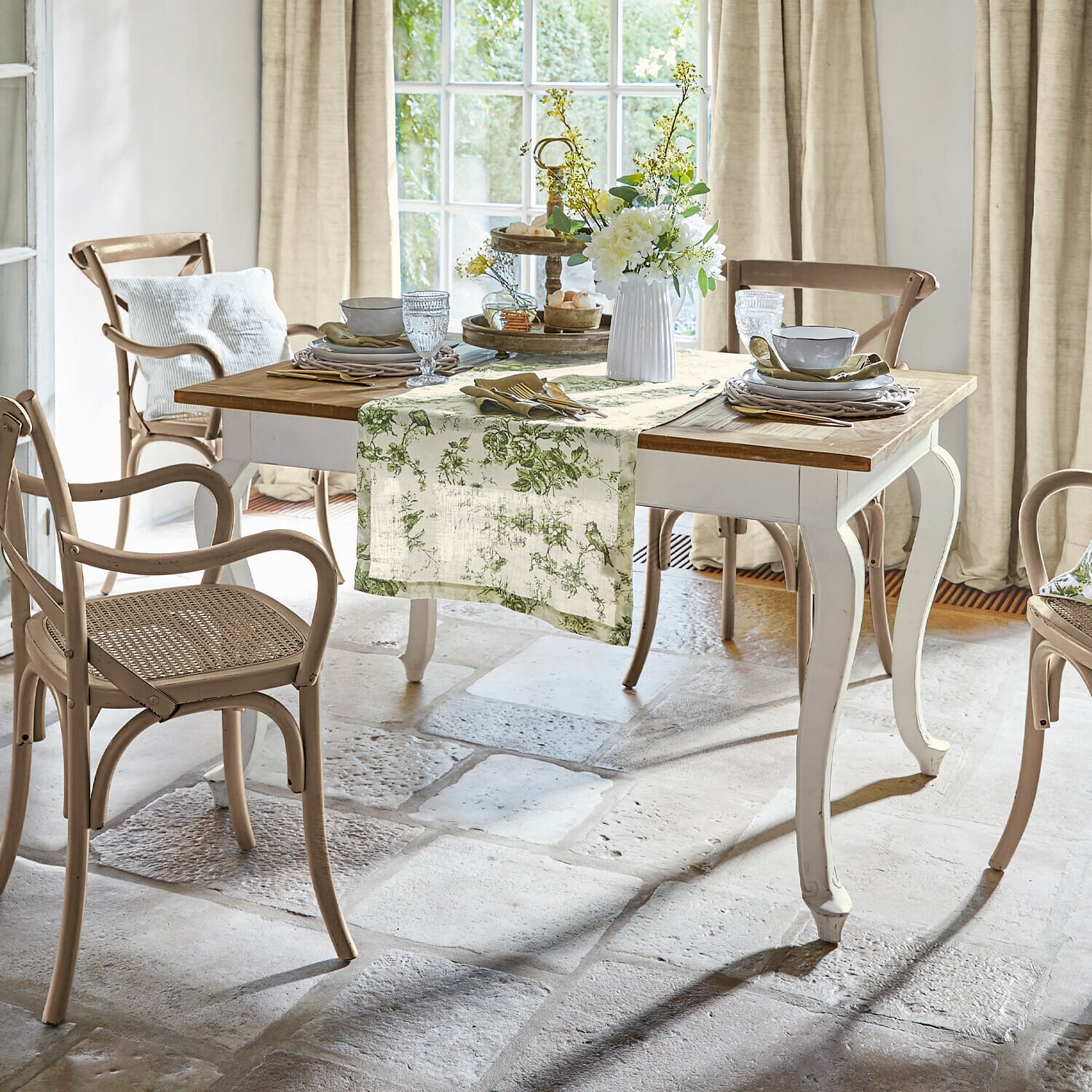 Tafel Plaish Eetkamer met witte houten tafel en beige rotan stoelen in natuurlijke landelijke stijl