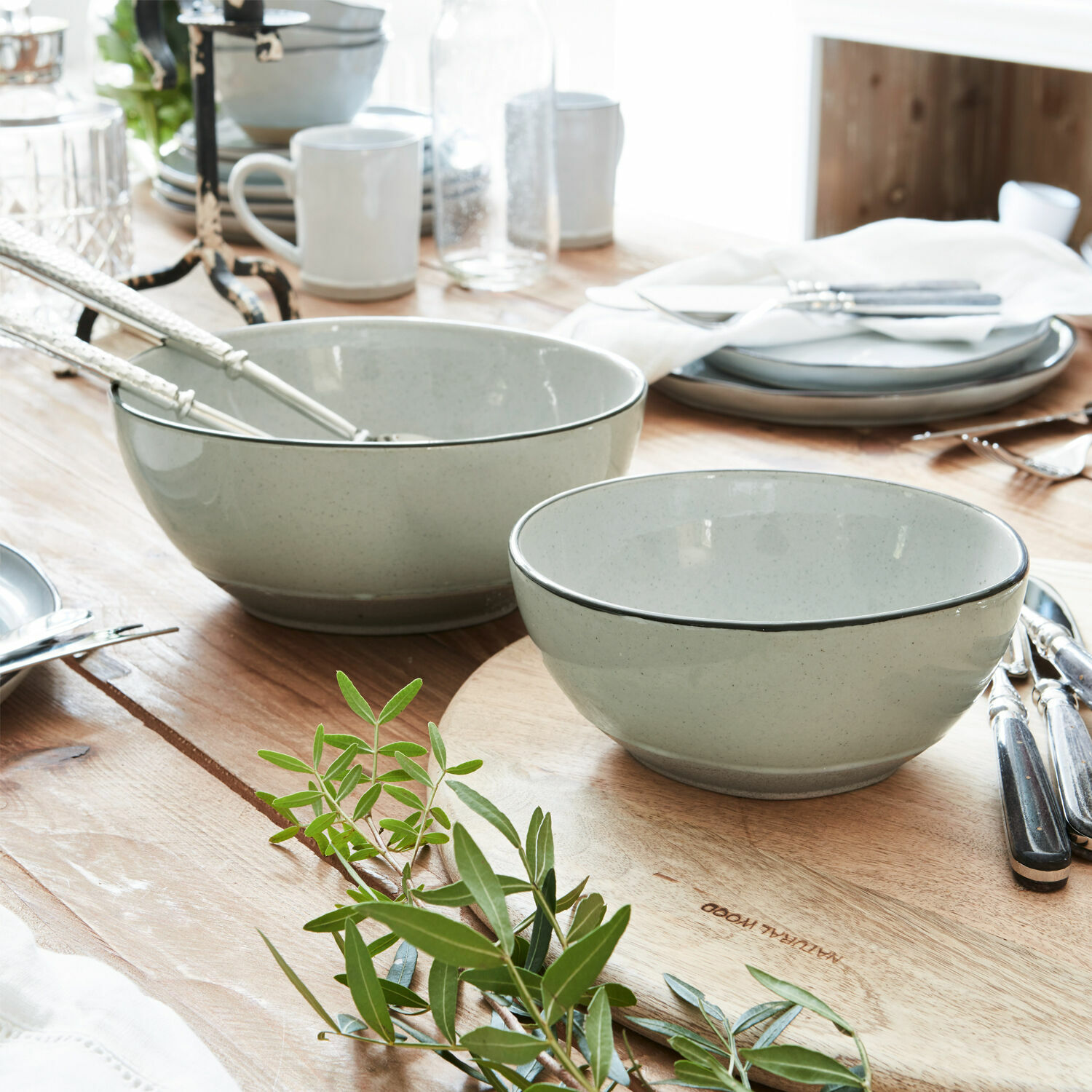 Kom set van 2 Biarré Set lichtgrijze keramische kommen op houten tafel met groene bladdecoratie