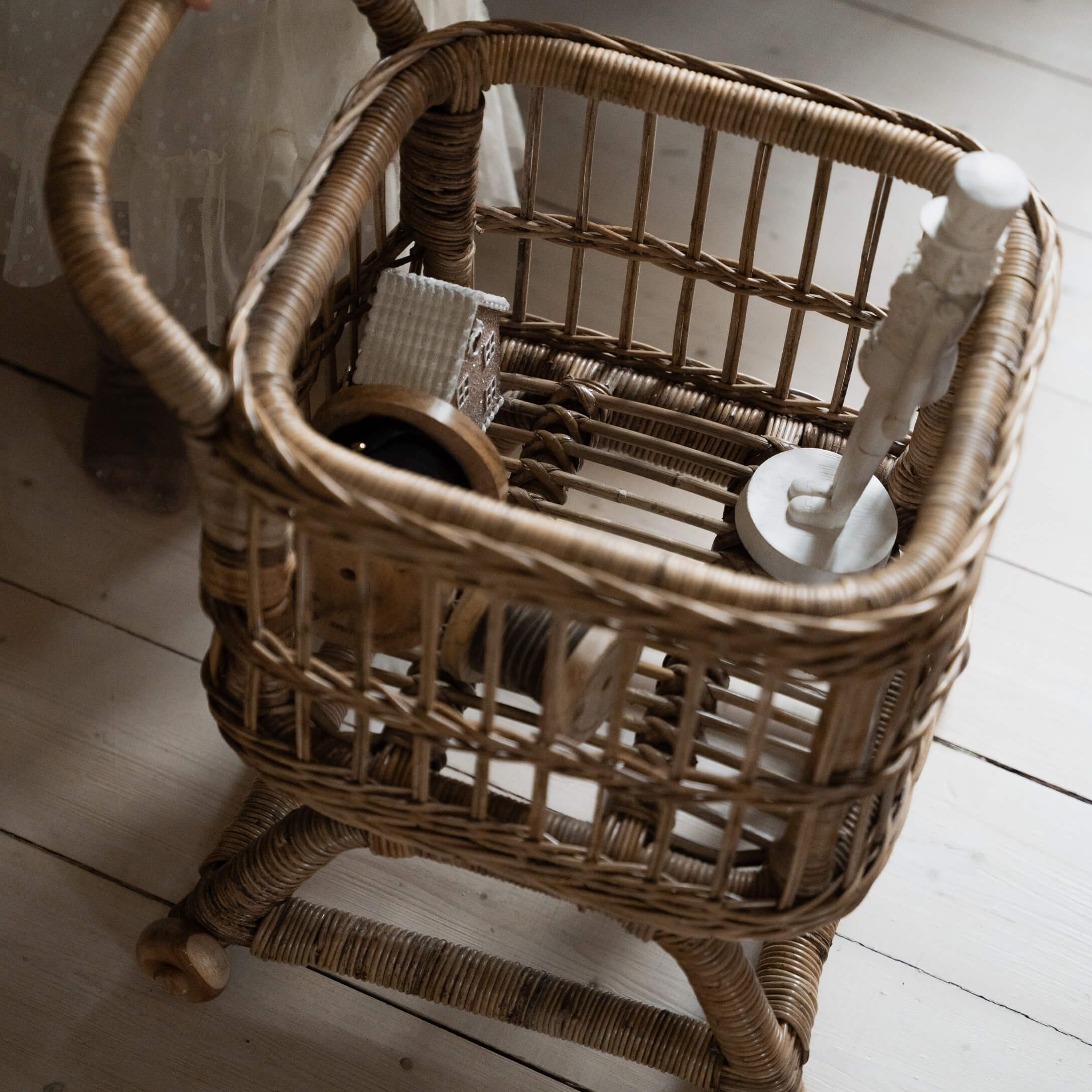 Panier en rotin naturel avec poignée et roulettes, élément décoratif pour intérieur cosy