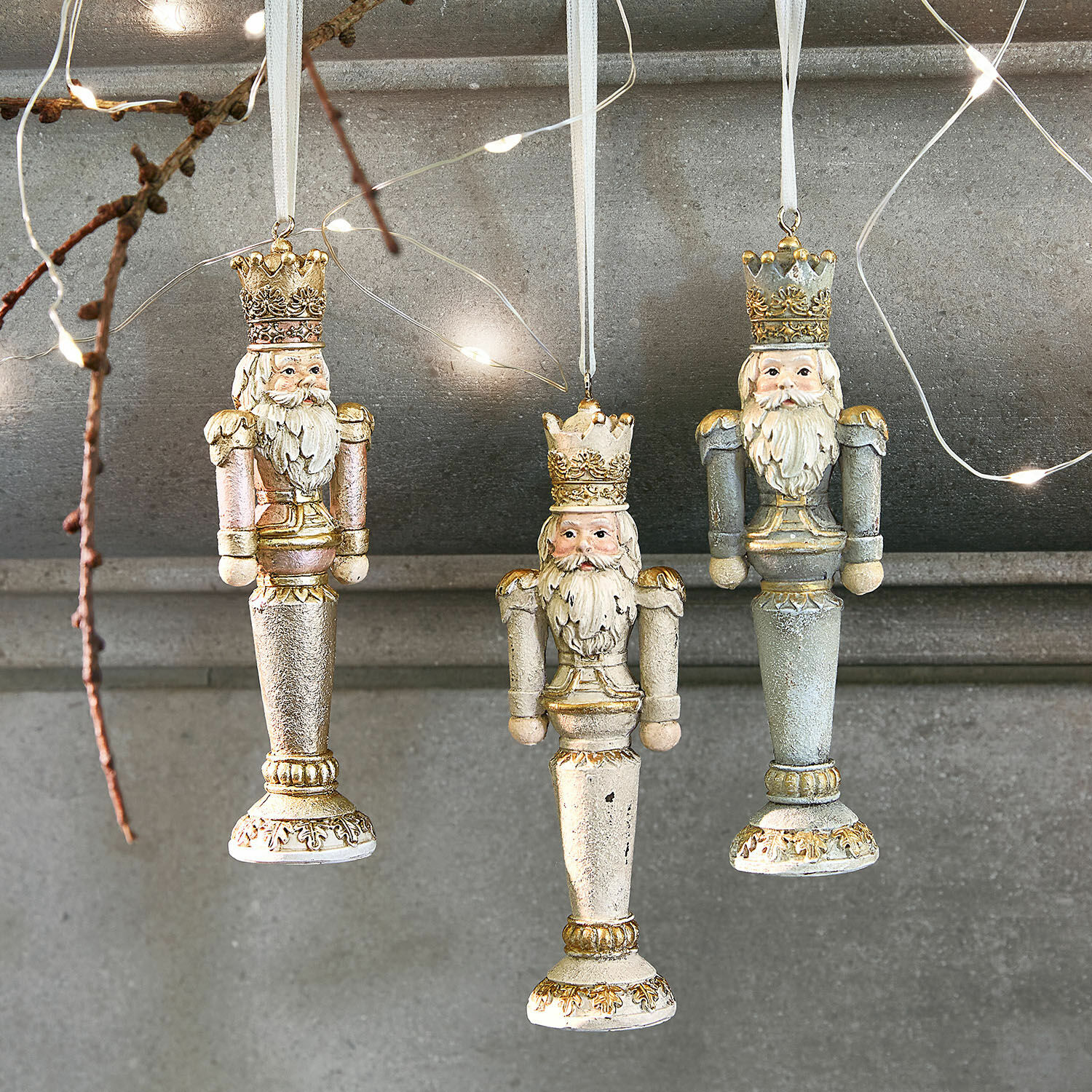 Hanger set van 3 Niquel Set van drie notenkraker hangers in pasteltinten met gouden details voor kerst
