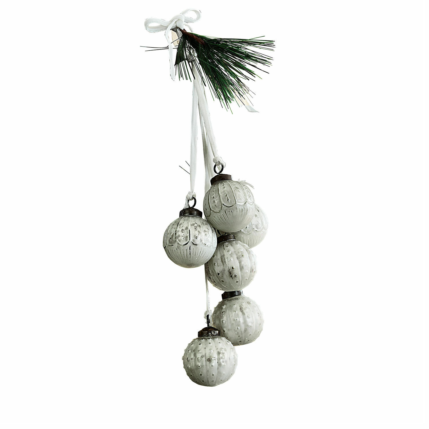 Kerstversiering set van 6 Tara Set witte glazen kerstballen met groene takken en lint om op te hangen