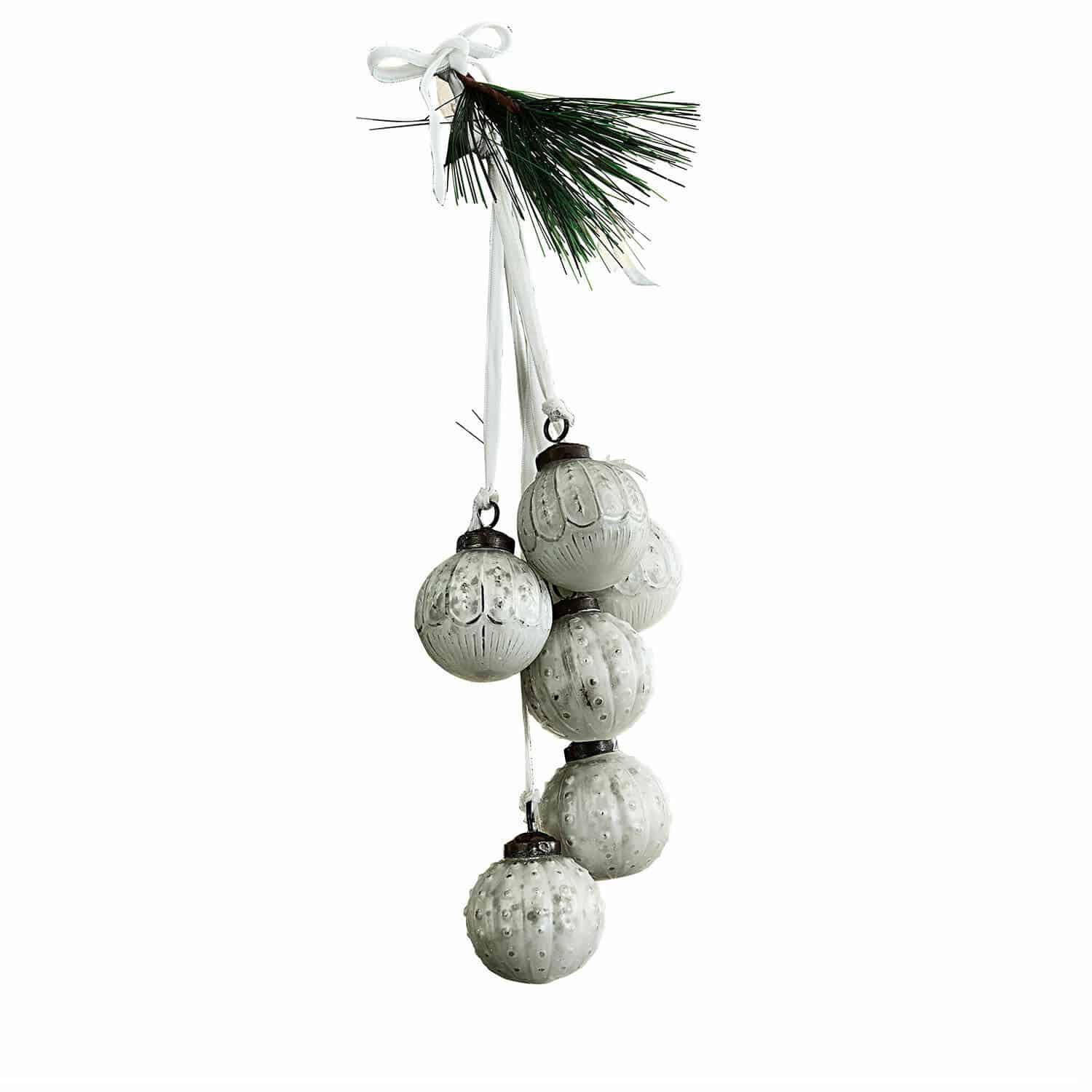 Kerstversiering set van 6 Tara Set witte glazen kerstballen met groene takken en lint om op te hangen